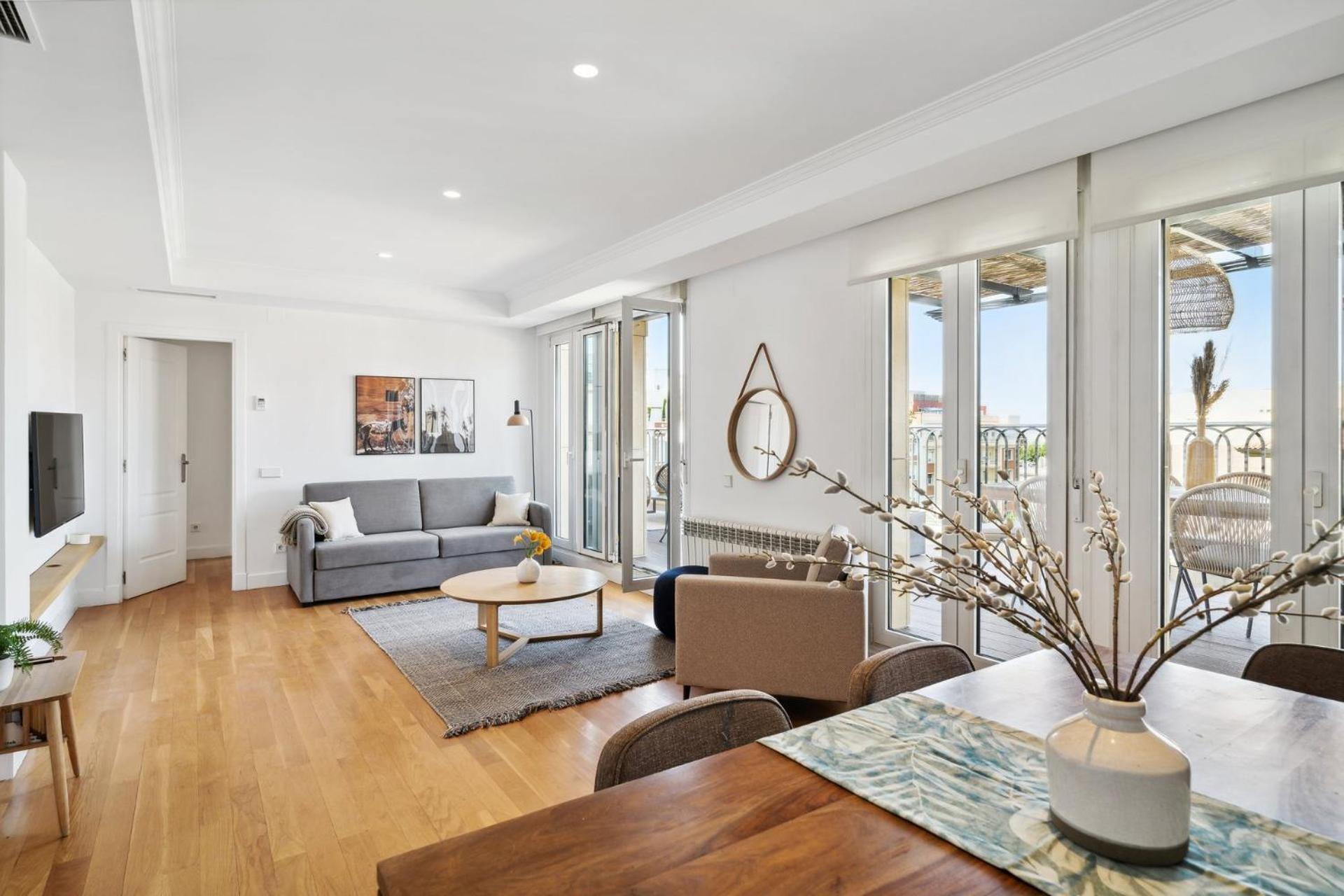 Apartamento de tres habitaciones con terraza.