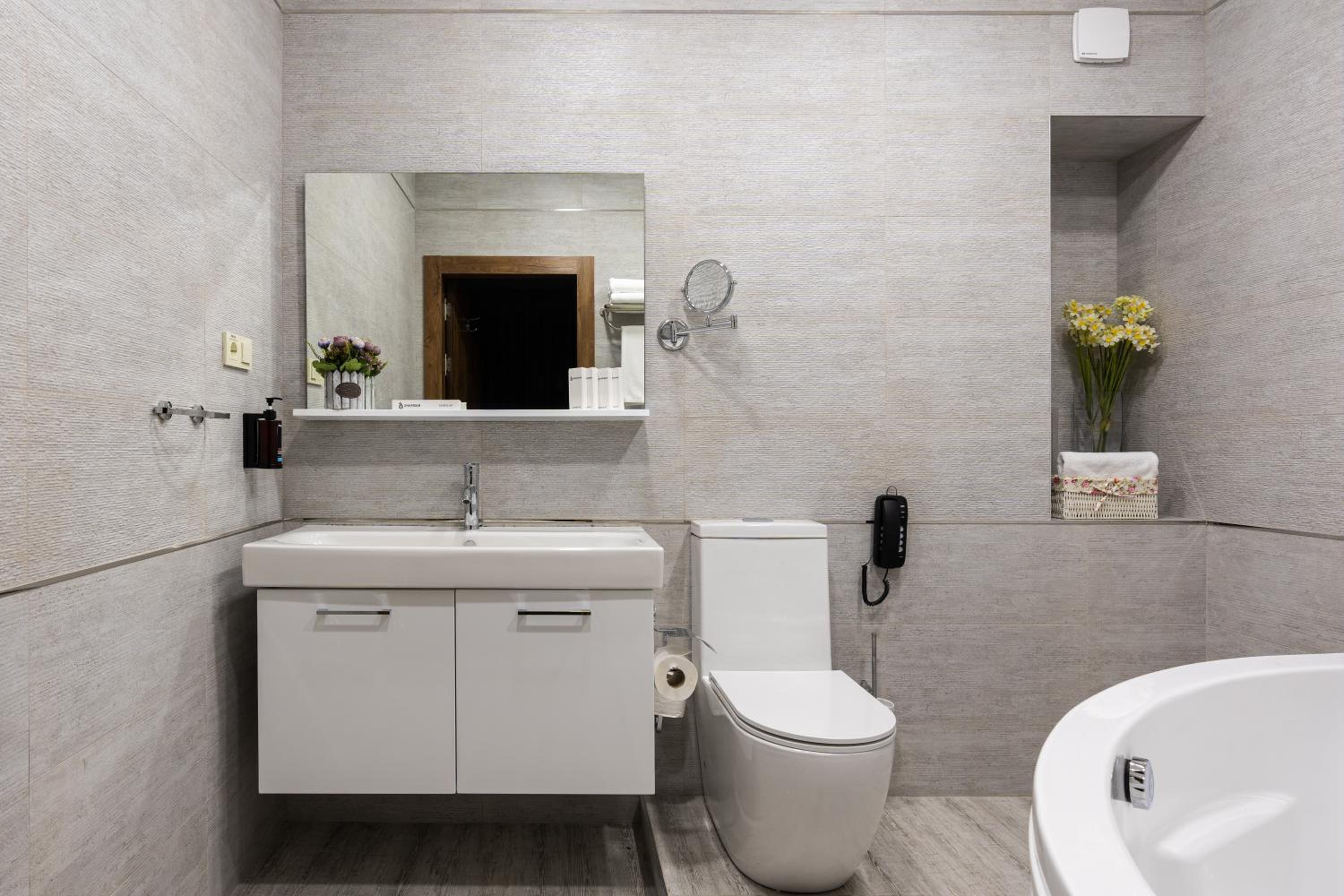 Executive Suite - Photo 11
