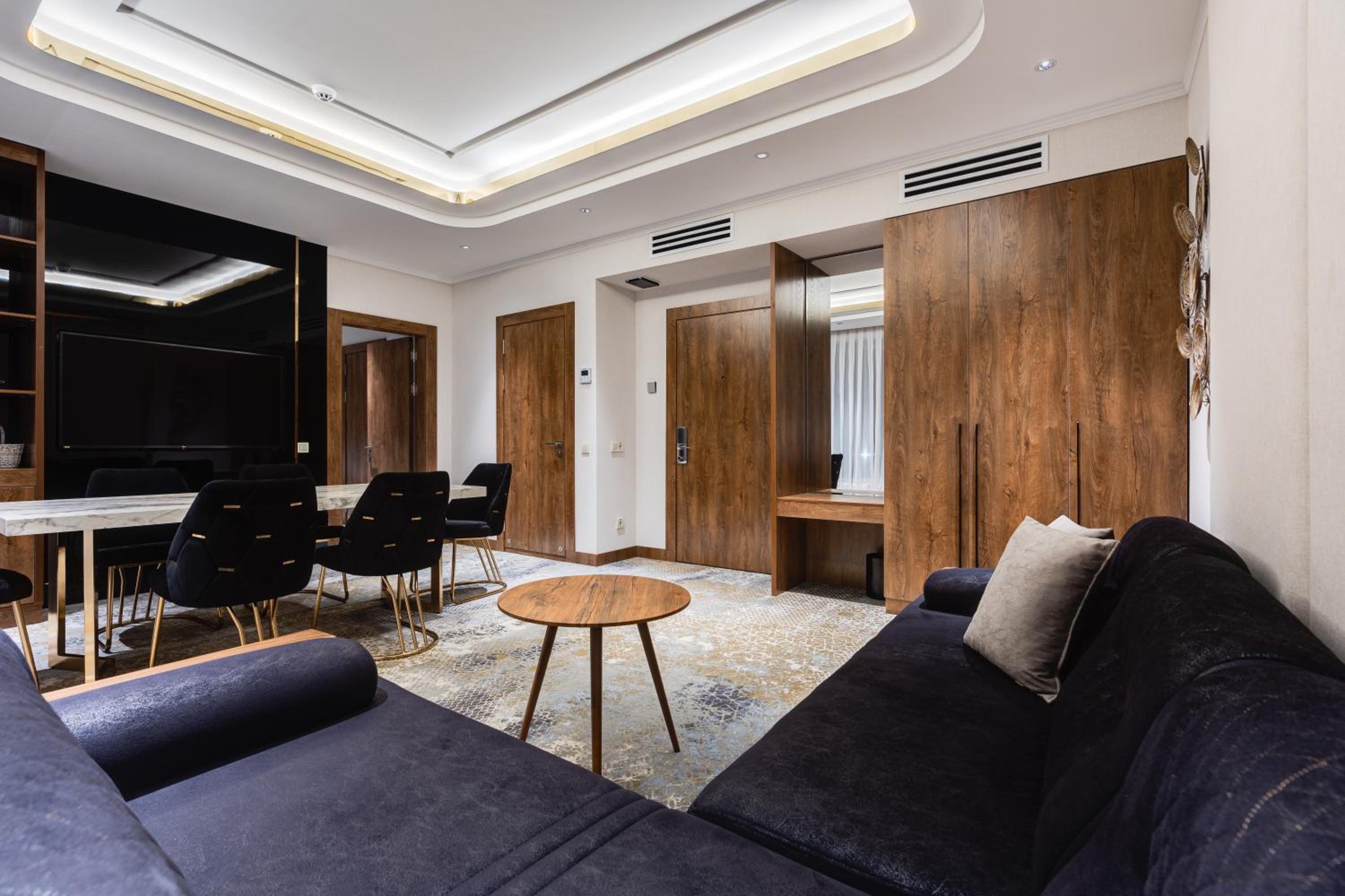 Executive Suite - Photo 7