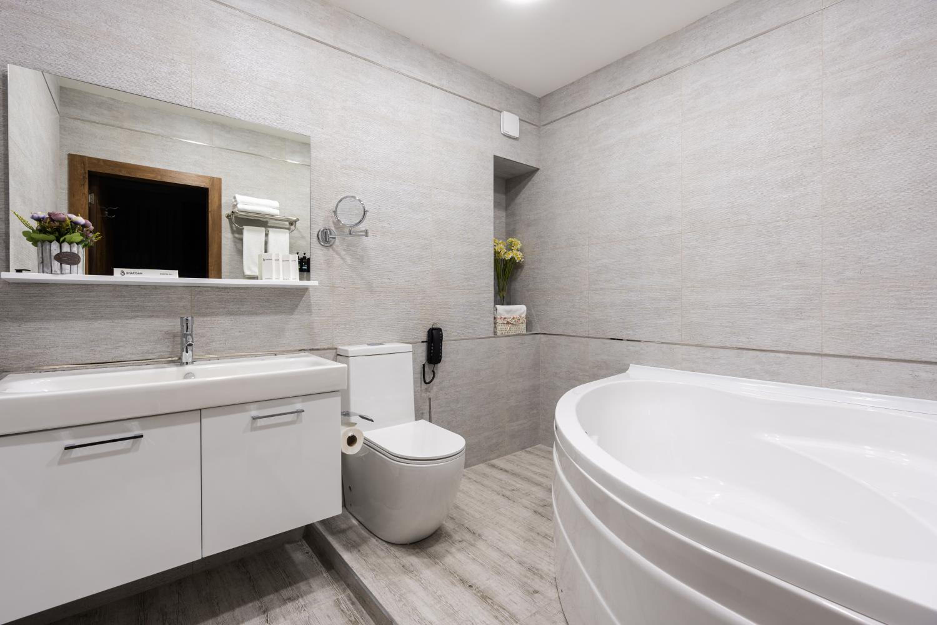 Executive Suite - Photo 9