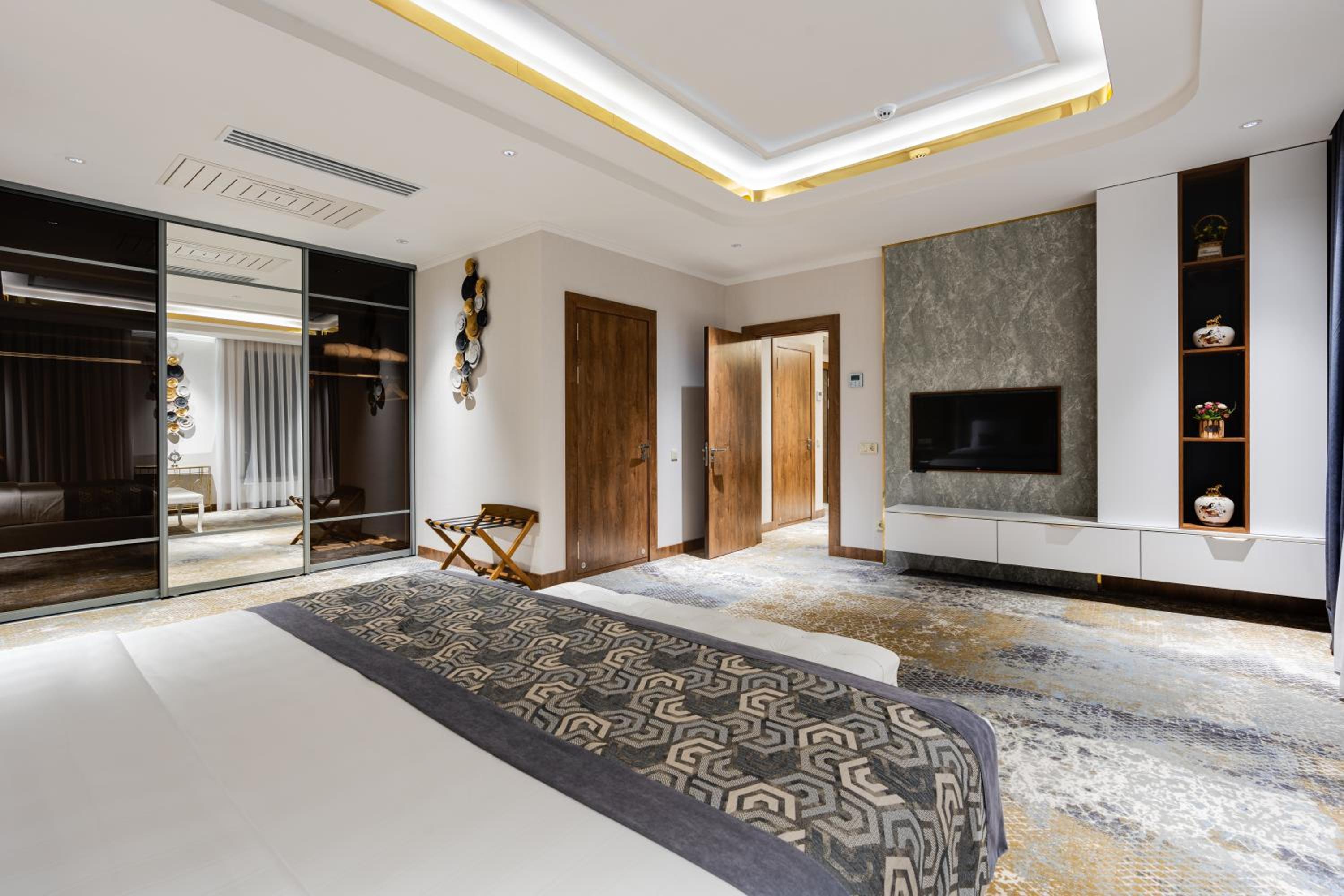 Executive Suite - Photo 2