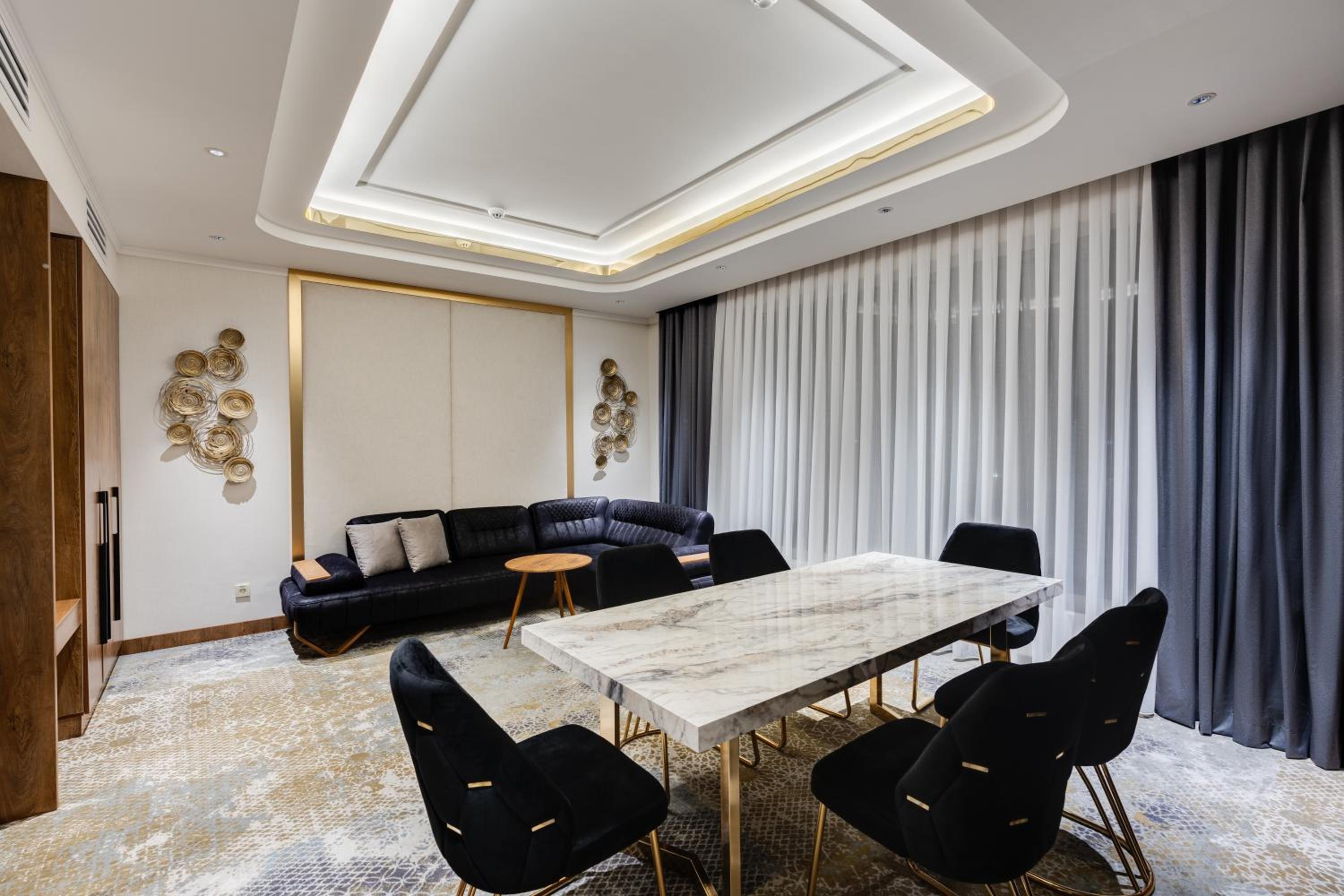 Executive Suite - Photo 8