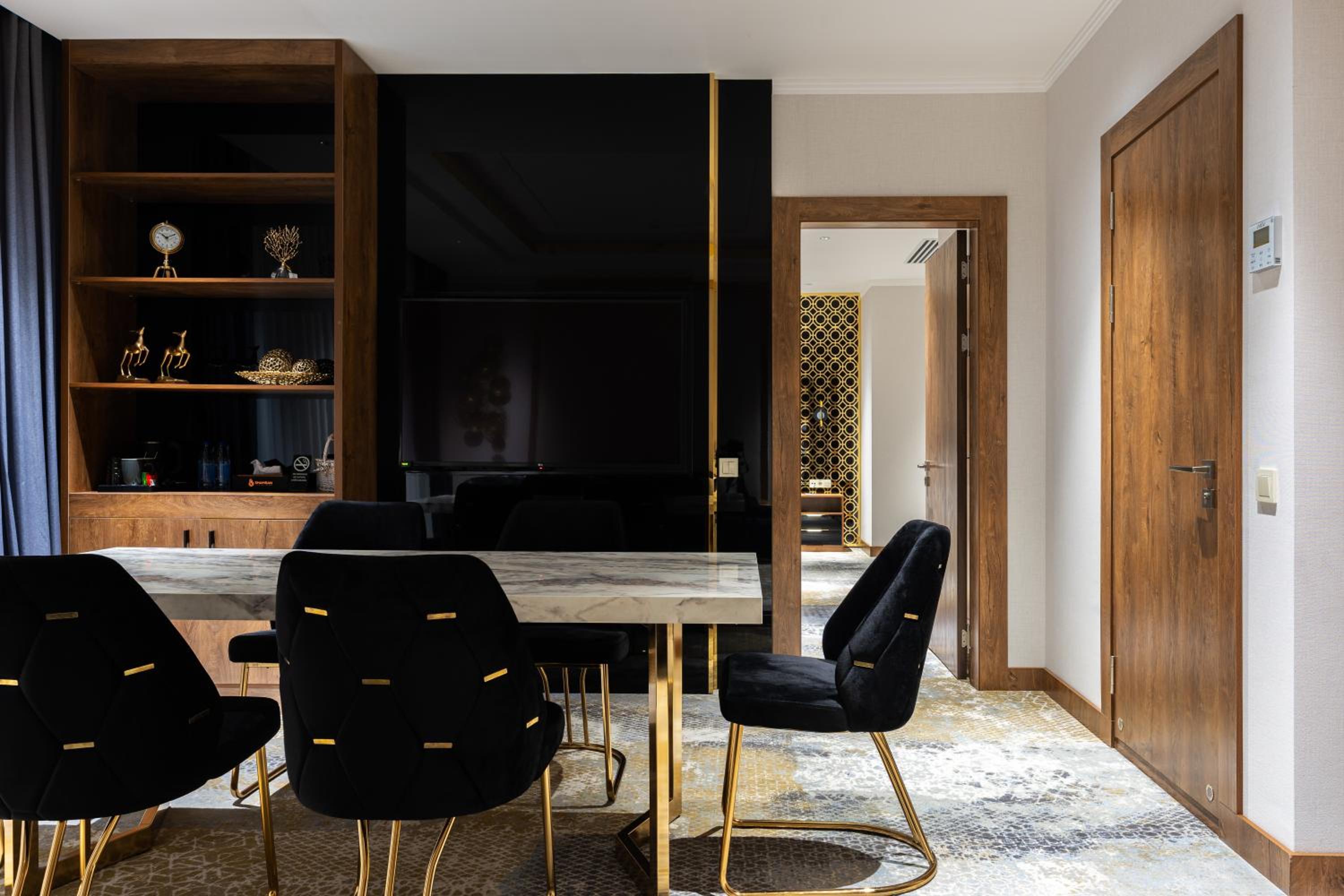 Executive Suite - Photo 5