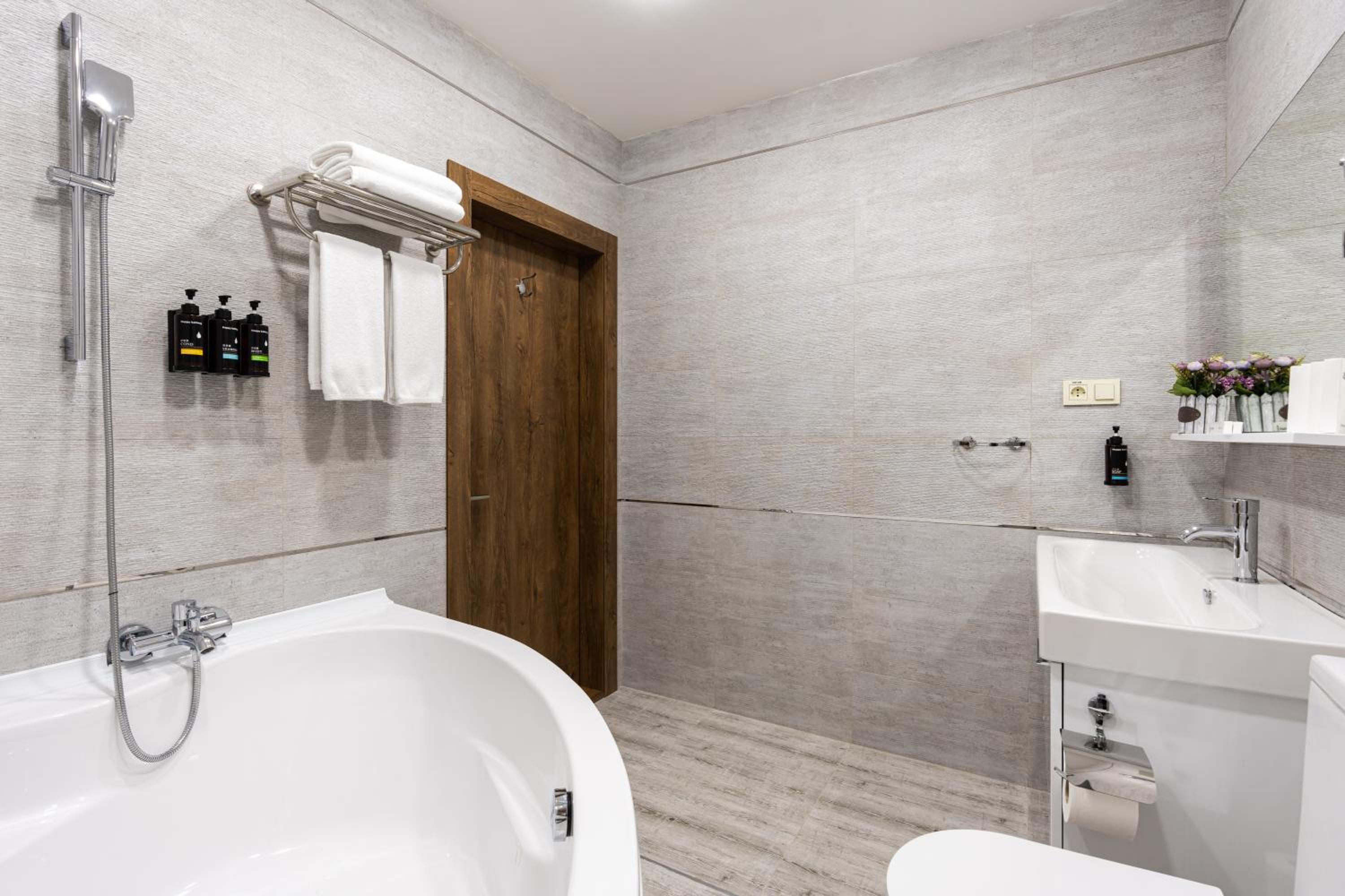 Executive Suite - Photo 10