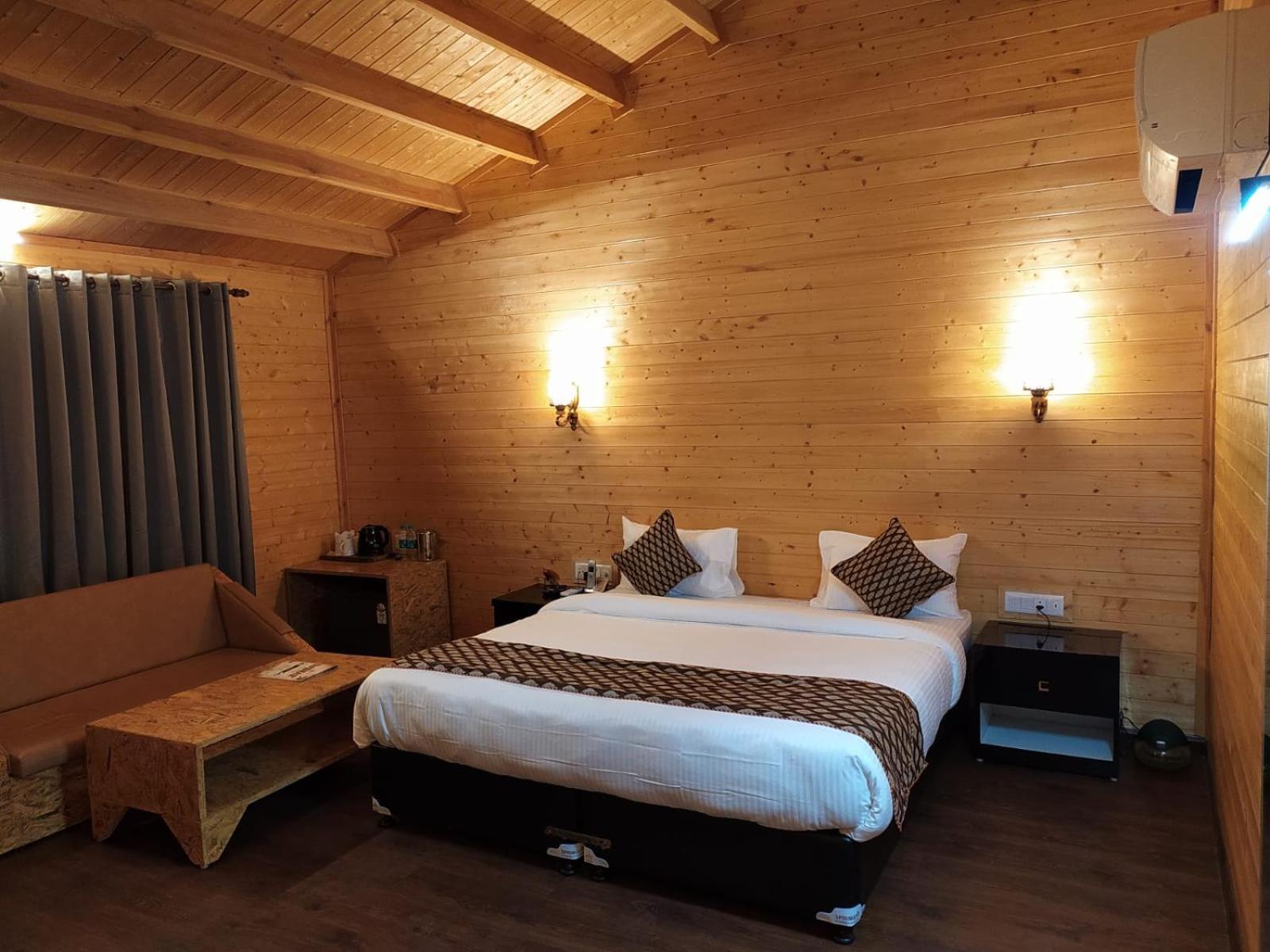 Deluxe Double Room with Balcony photo 2