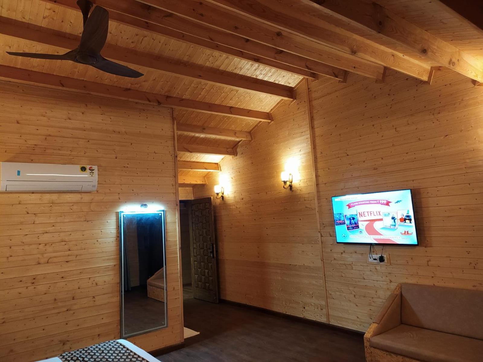 Deluxe Double Room with Balcony photo 1