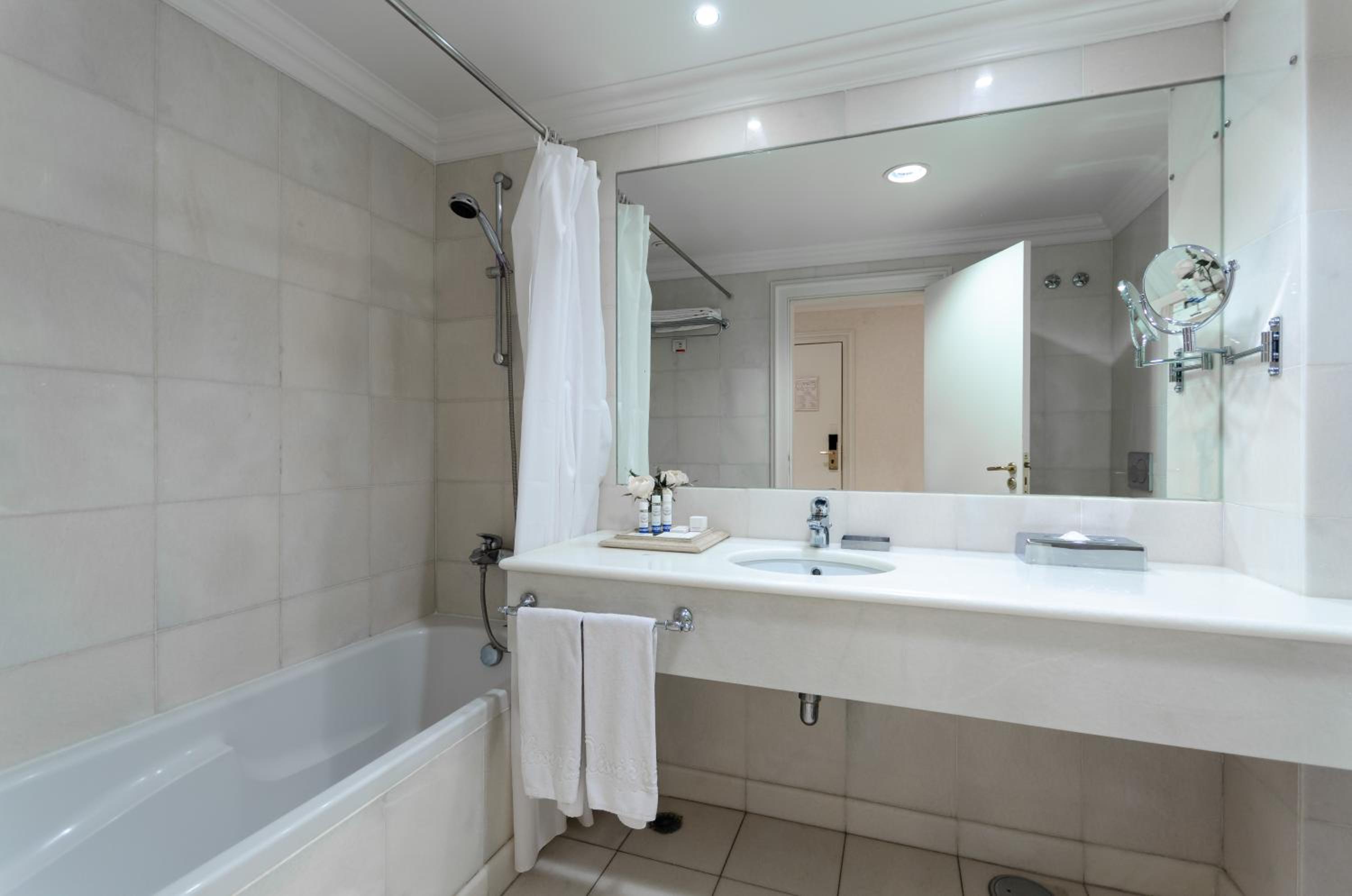 Standard Twin Room - Photo 7
