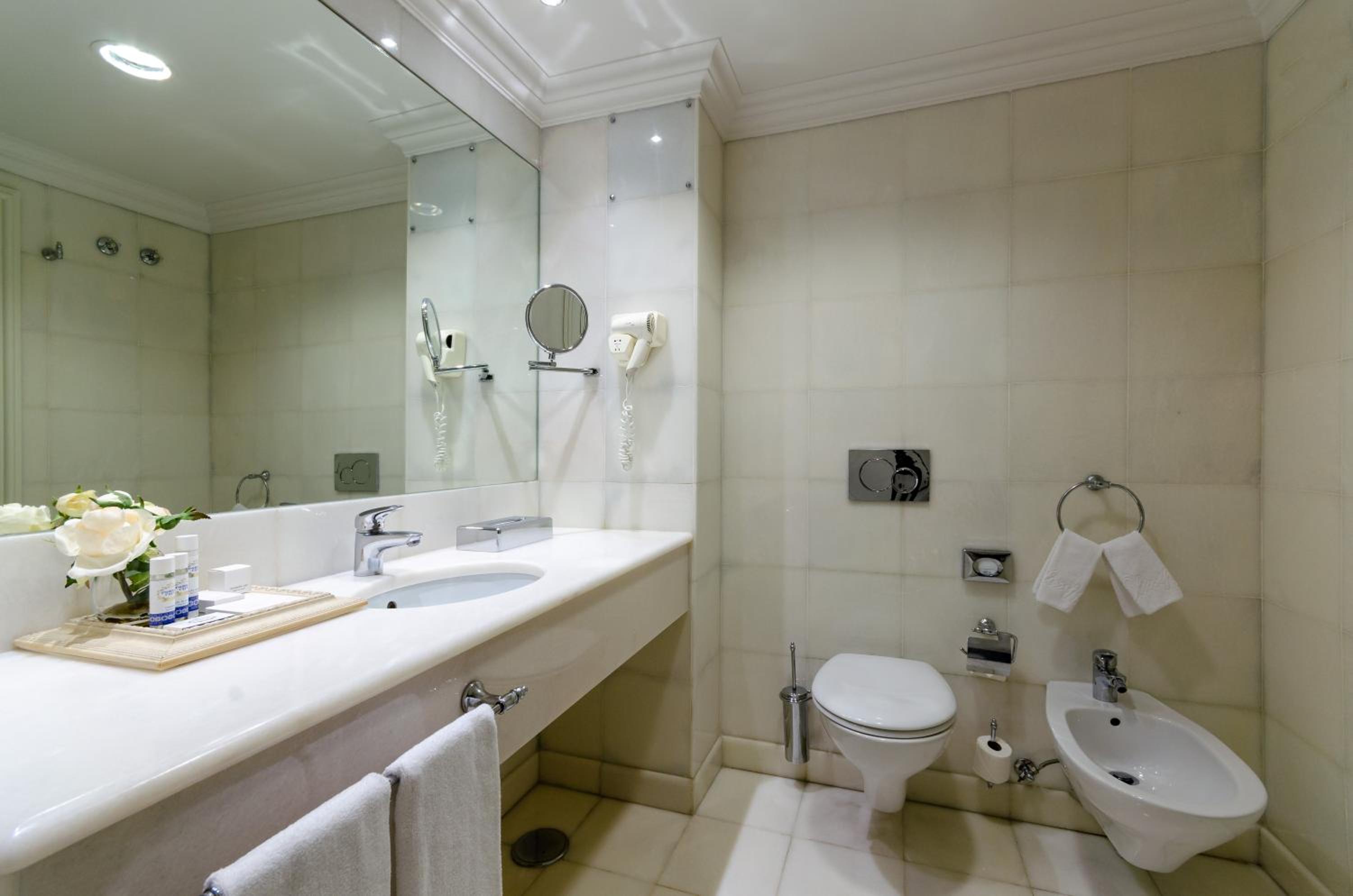 Standard Twin Room - Photo 9