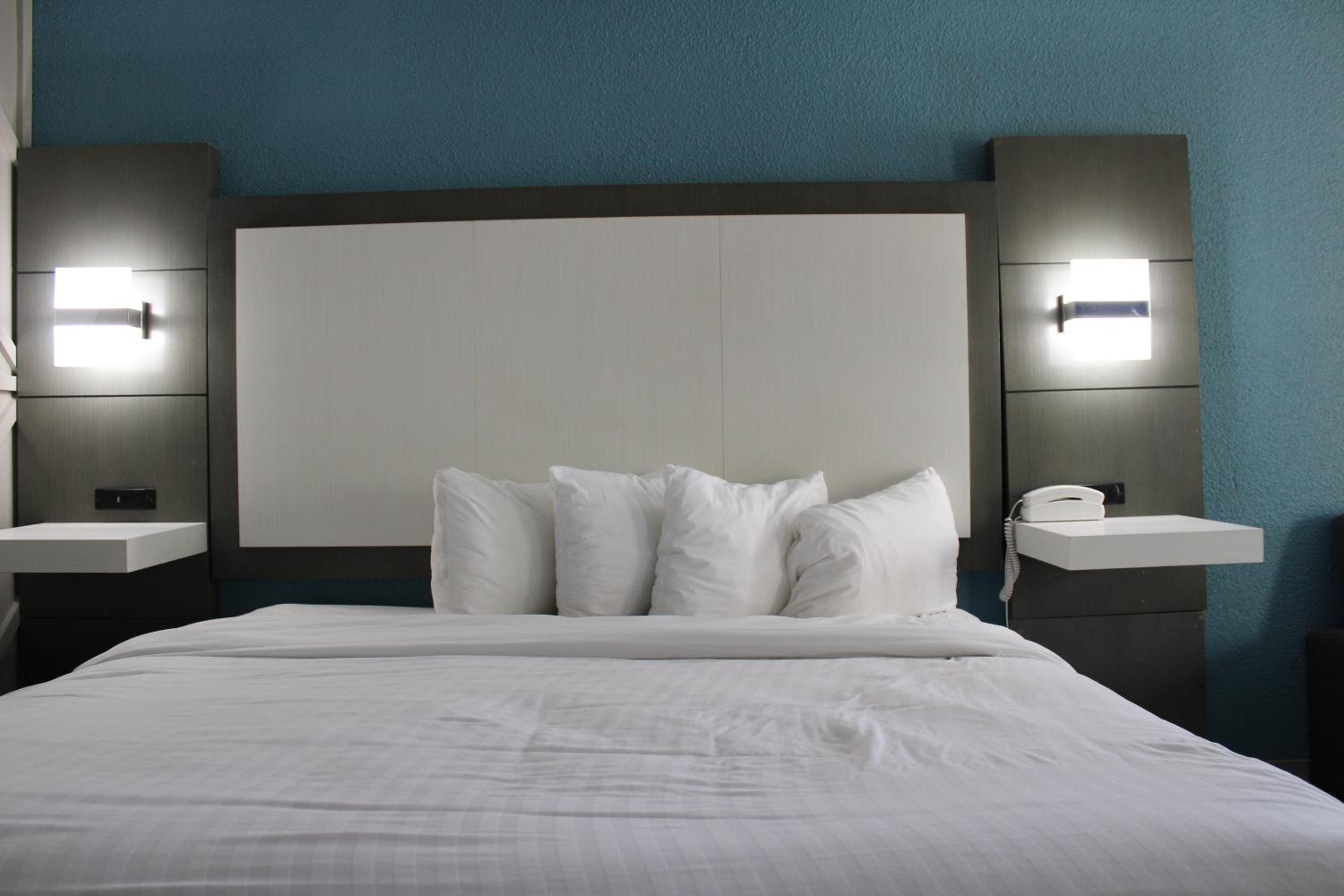 King Room - Non-Smoking - Photo 5