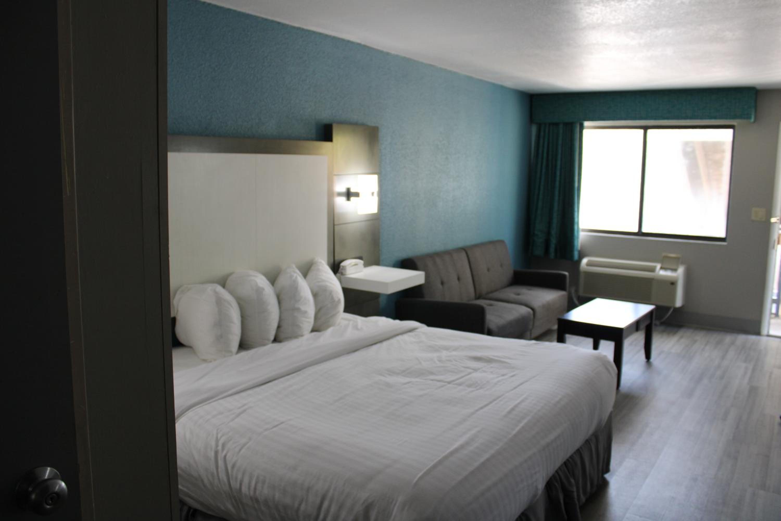 King Room - Non-Smoking - Photo 2