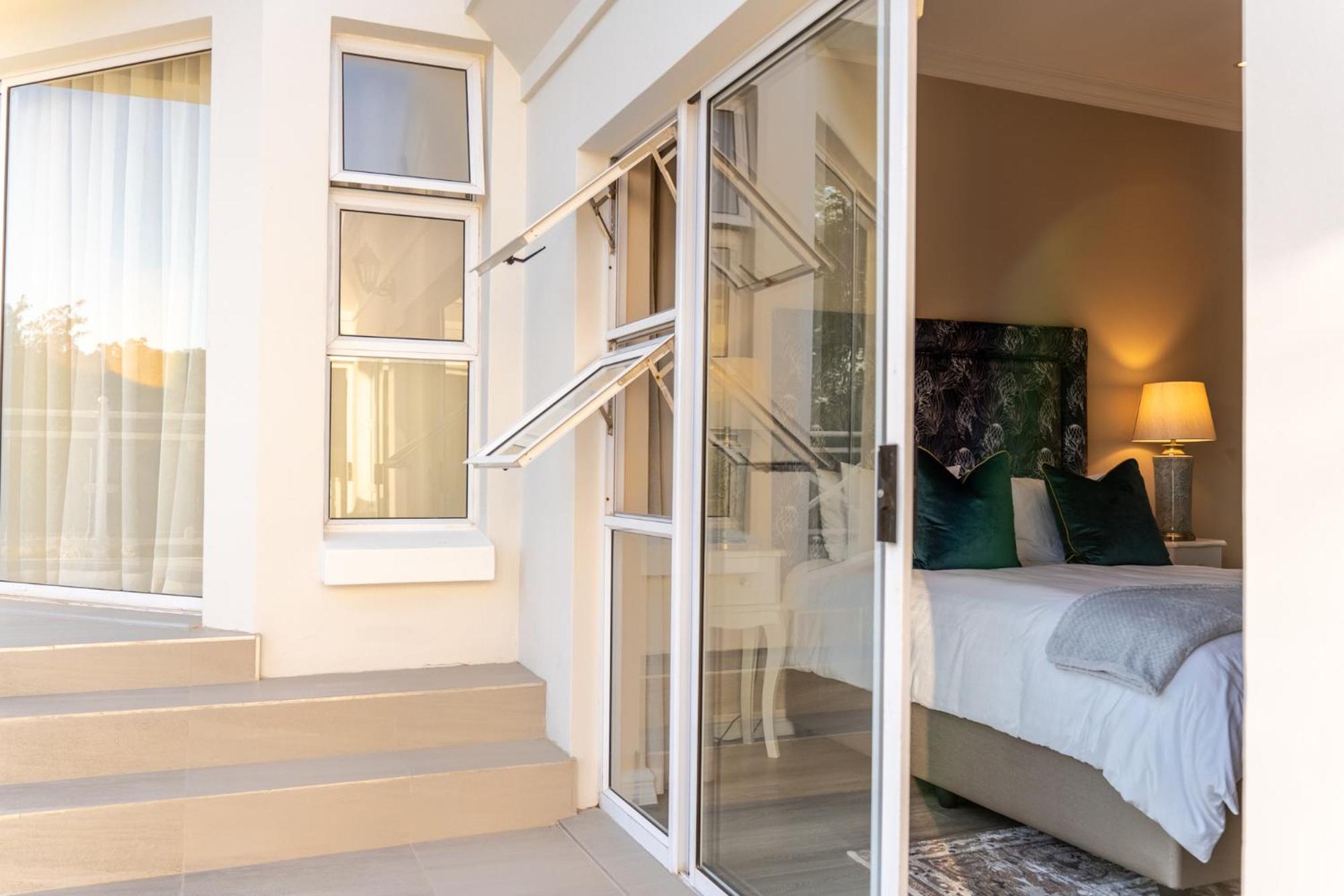 Queen Room with Balcony photo 2