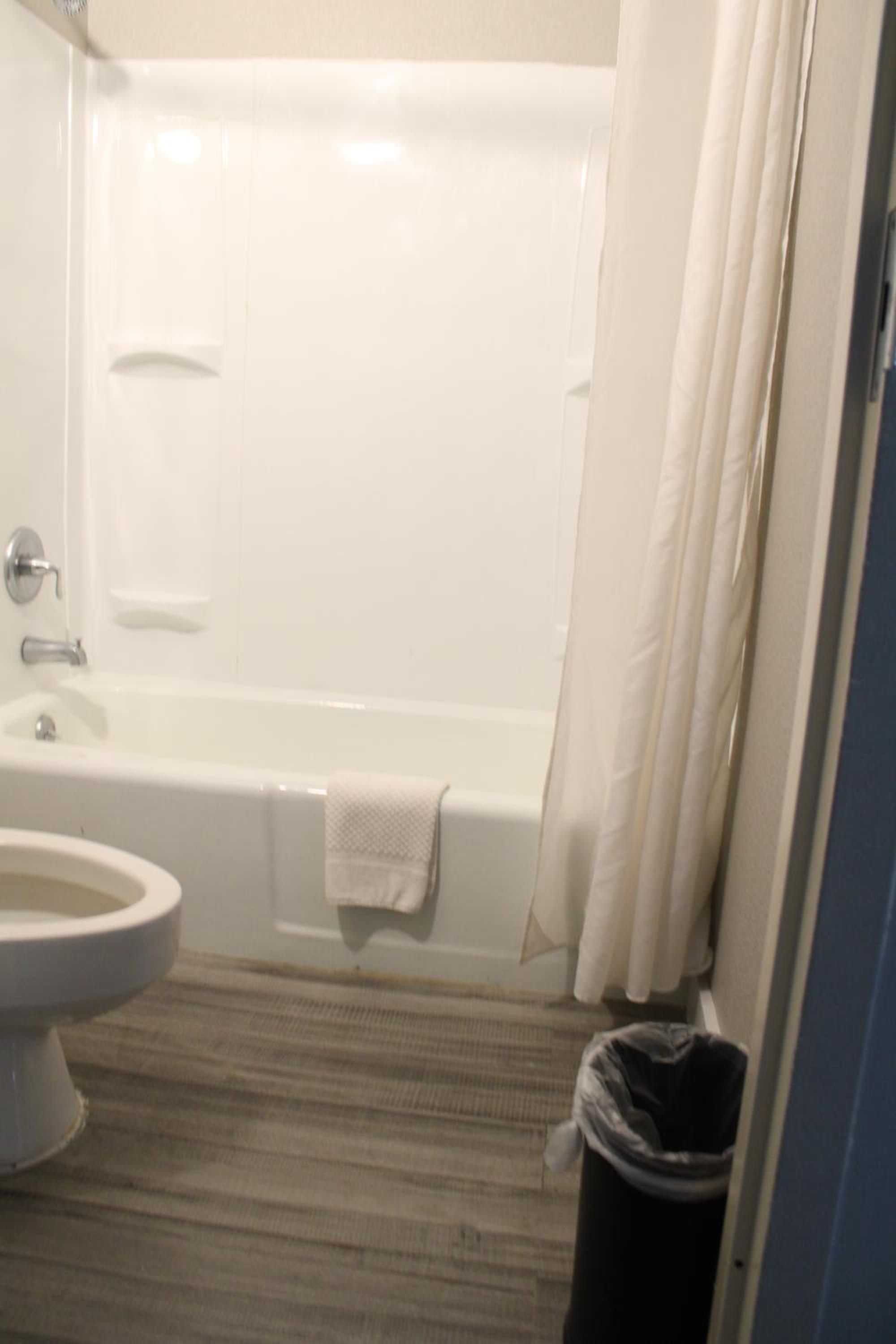 King Room - Non-Smoking - Photo 3