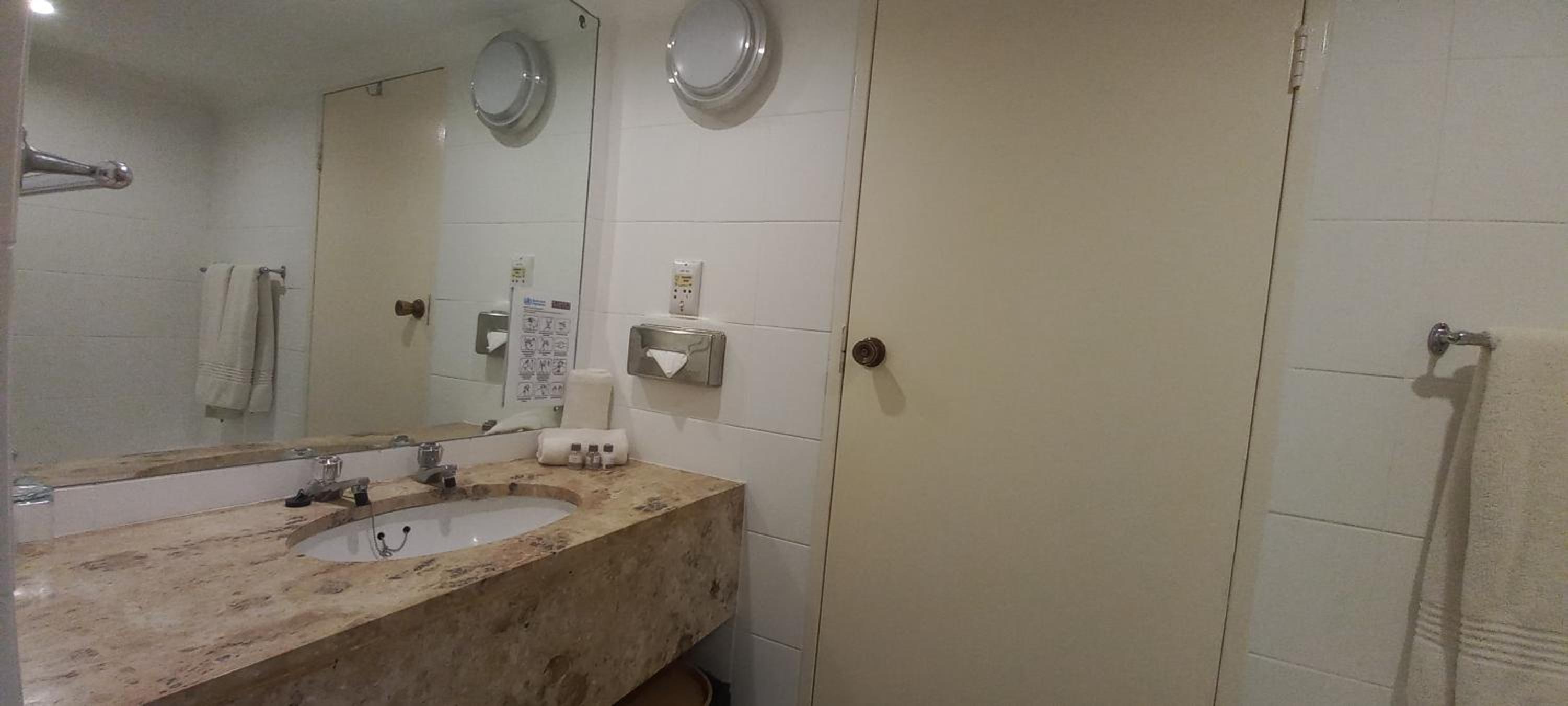 Standard Twin Room - Photo 2