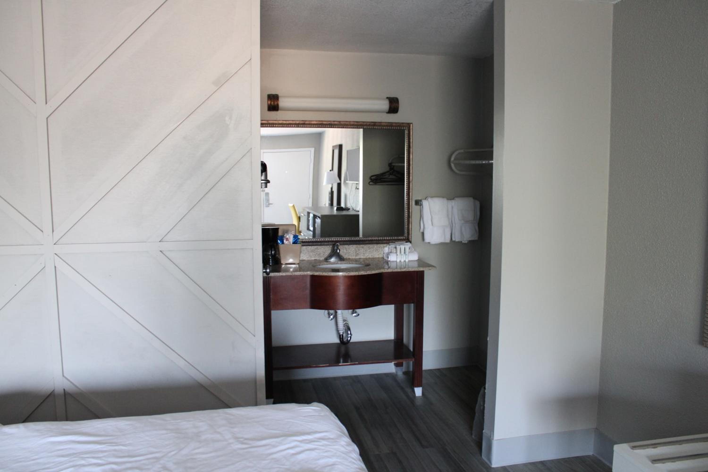 Queen Room with Two Queen Beds - Non-Smoking - Photo 5