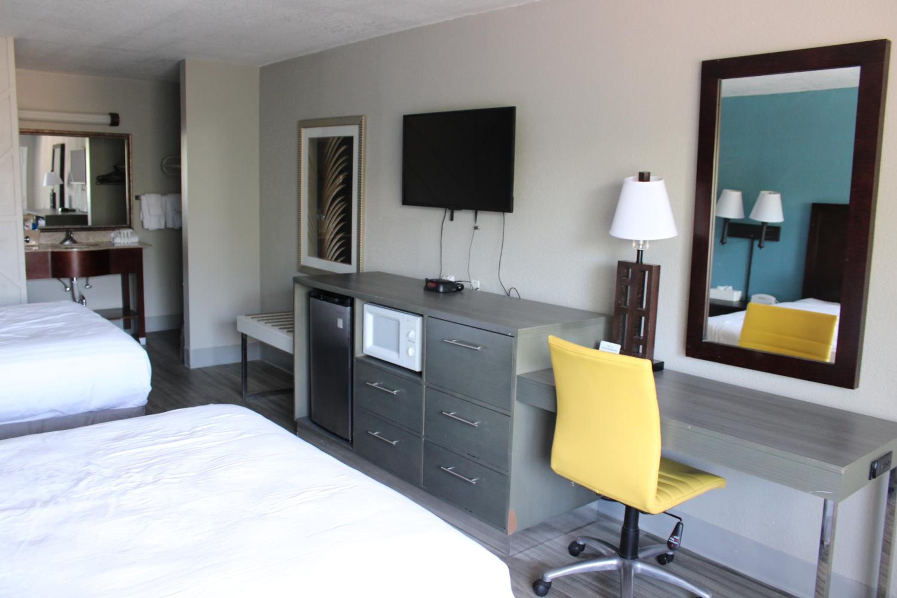 Queen Room with Two Queen Beds - Non-Smoking - Photo 4