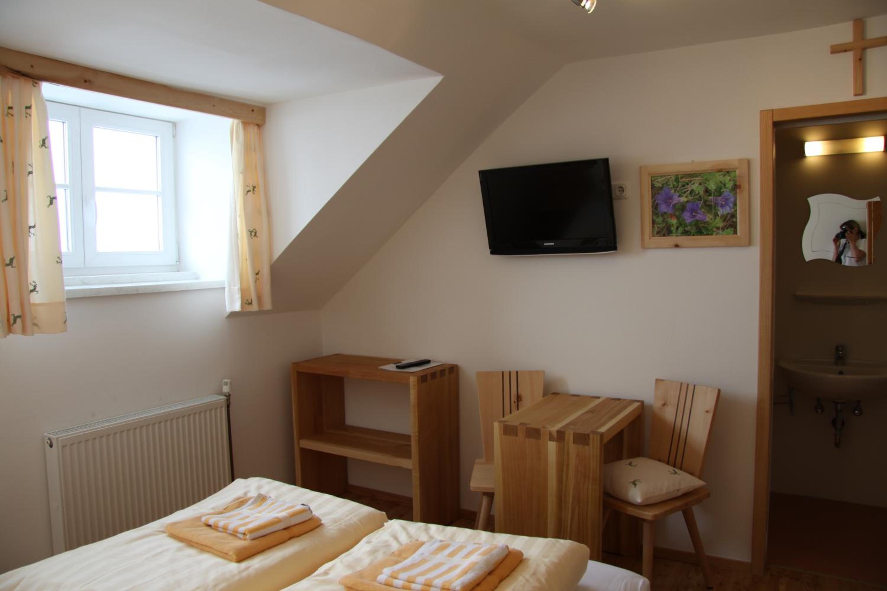 Quadruple Room with Private Bathroom - Photo 5