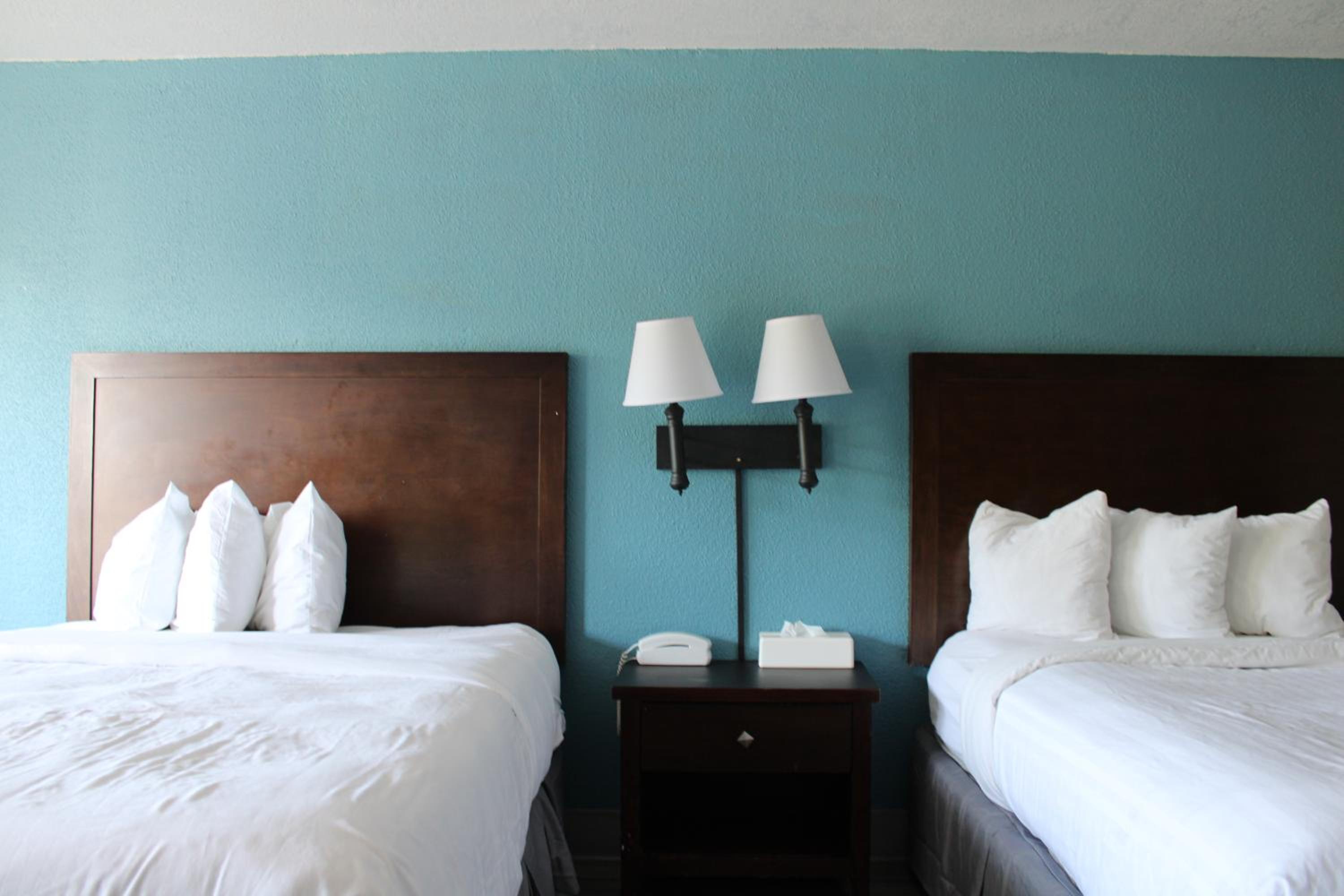 Queen Room with Two Queen Beds - Smoking - Photo 5