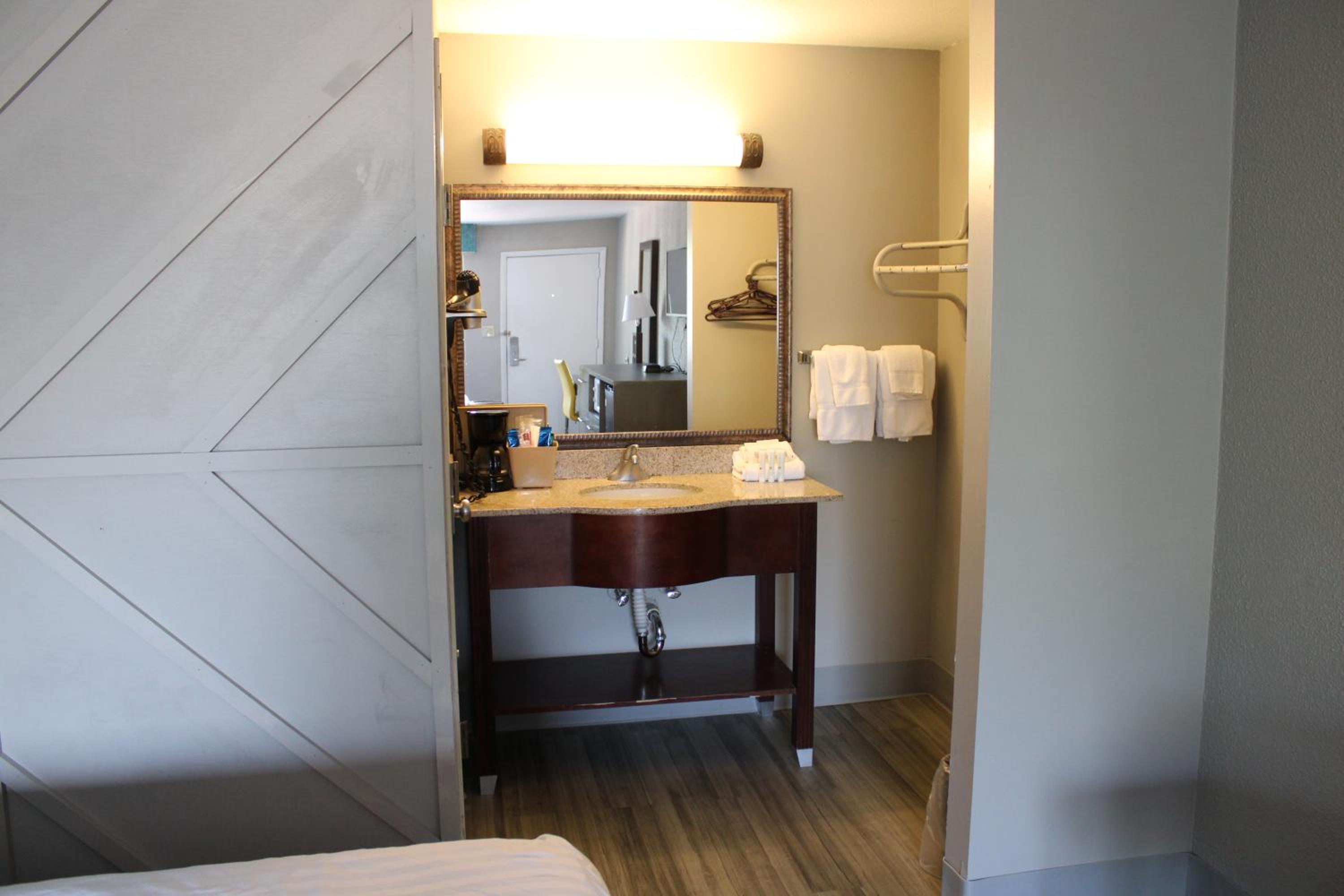Queen Room with Two Queen Beds - Smoking - Photo 6