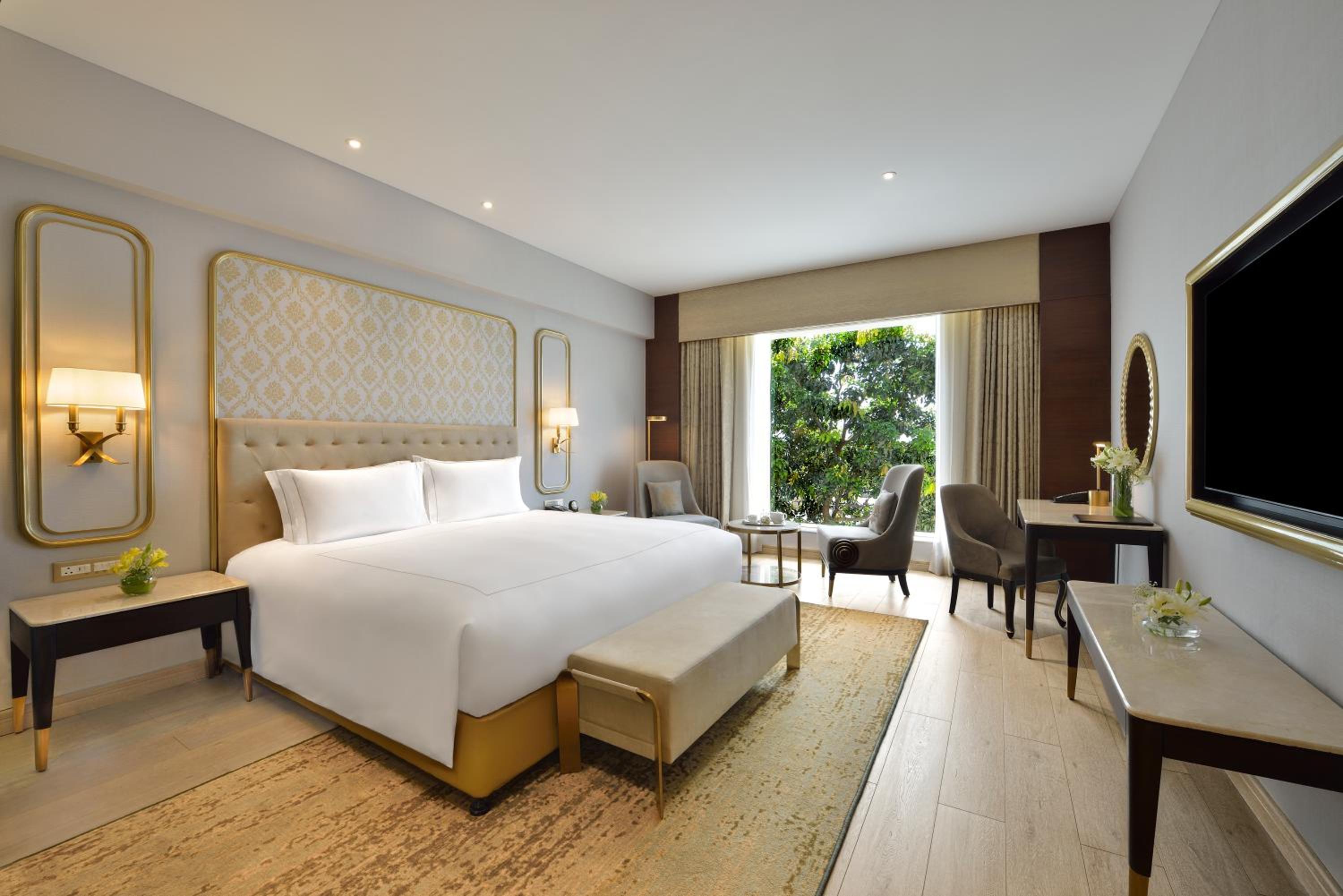 Deluxe King Room - Photo 2