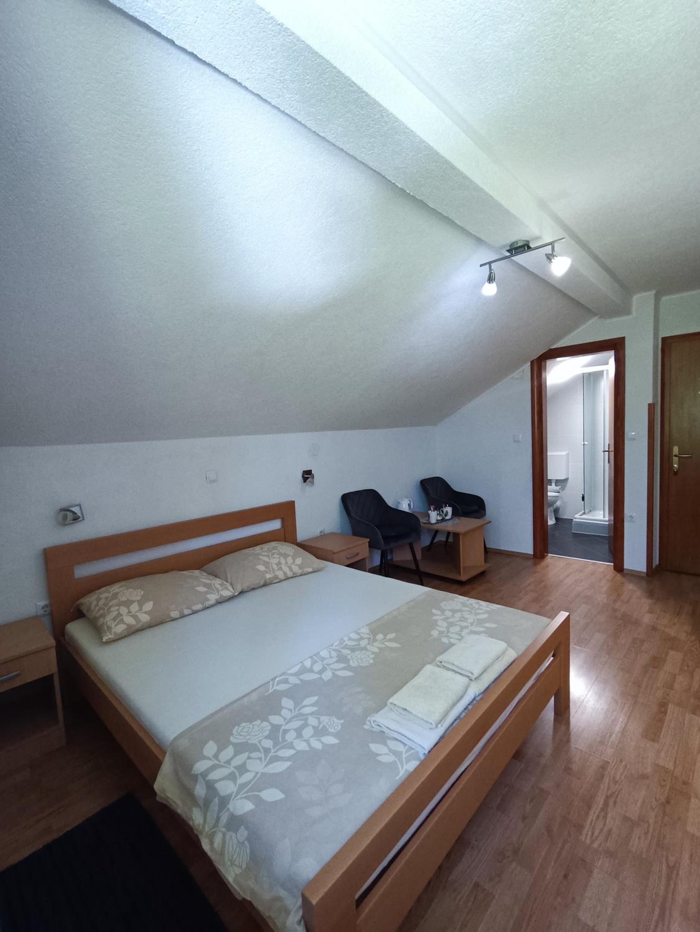 Double Room with Private Bathroom - Photo 18