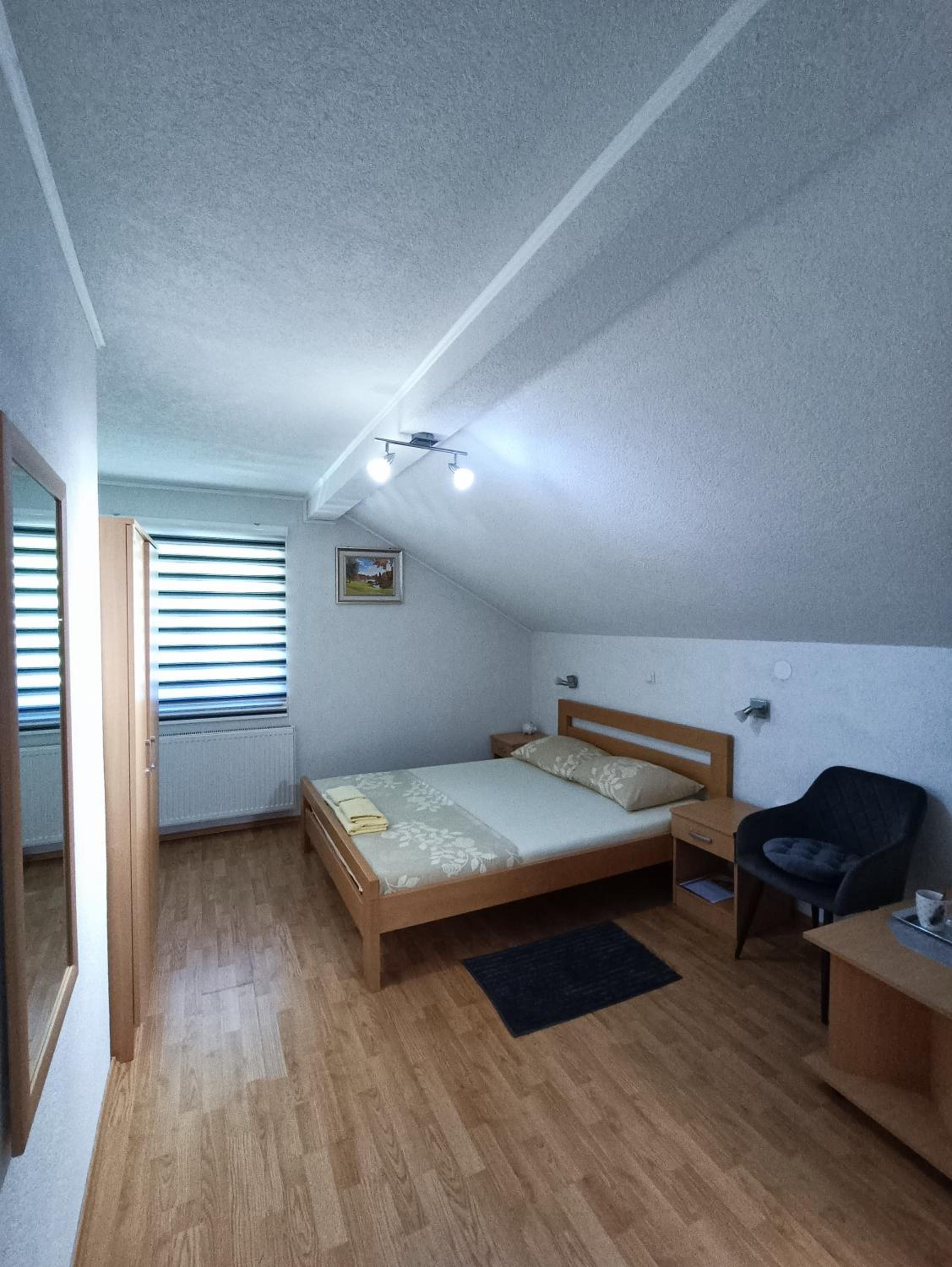 Double Room with Private Bathroom - Photo 17