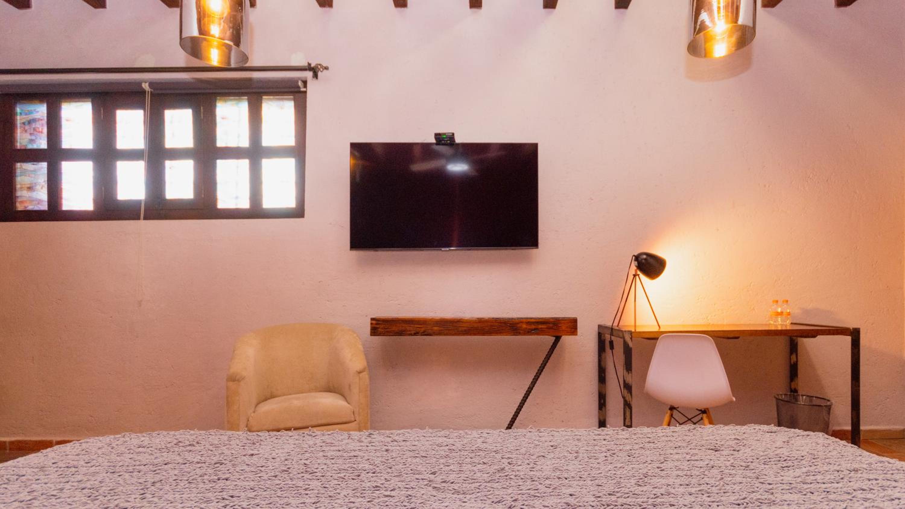 Standard King Room - Photo 28