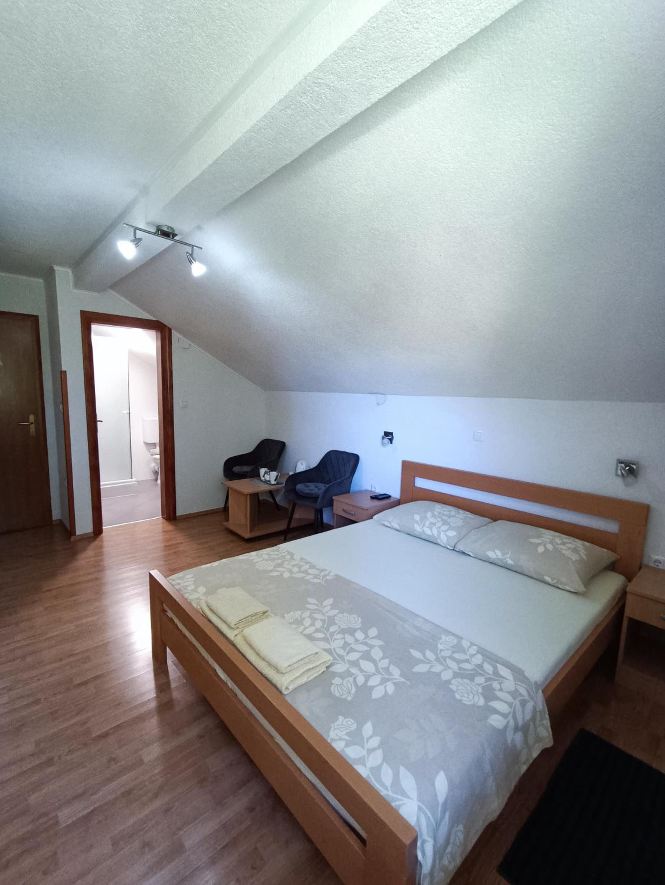 Double Room with Private Bathroom - Photo 16