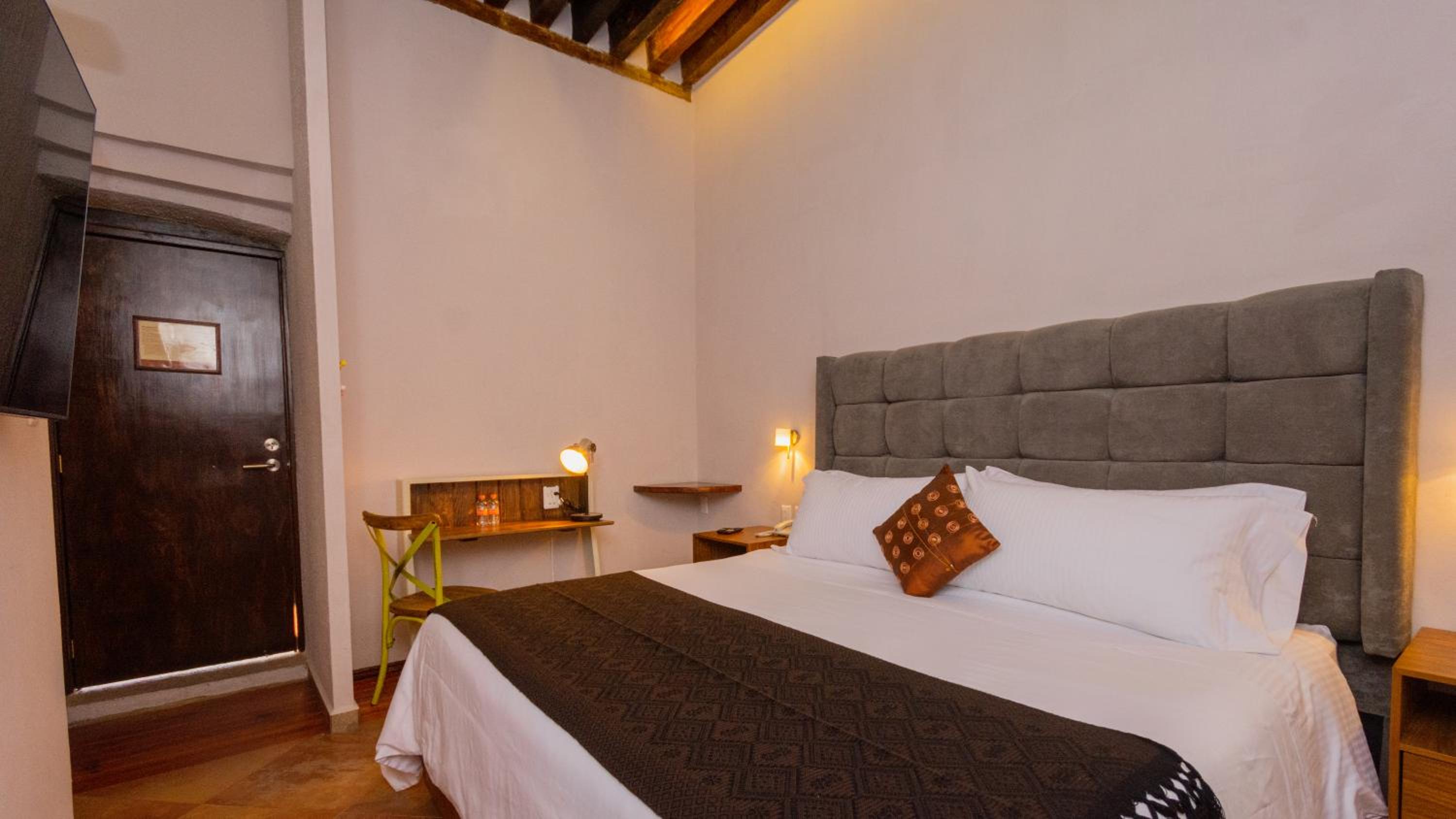 Standard King Room - Photo 29