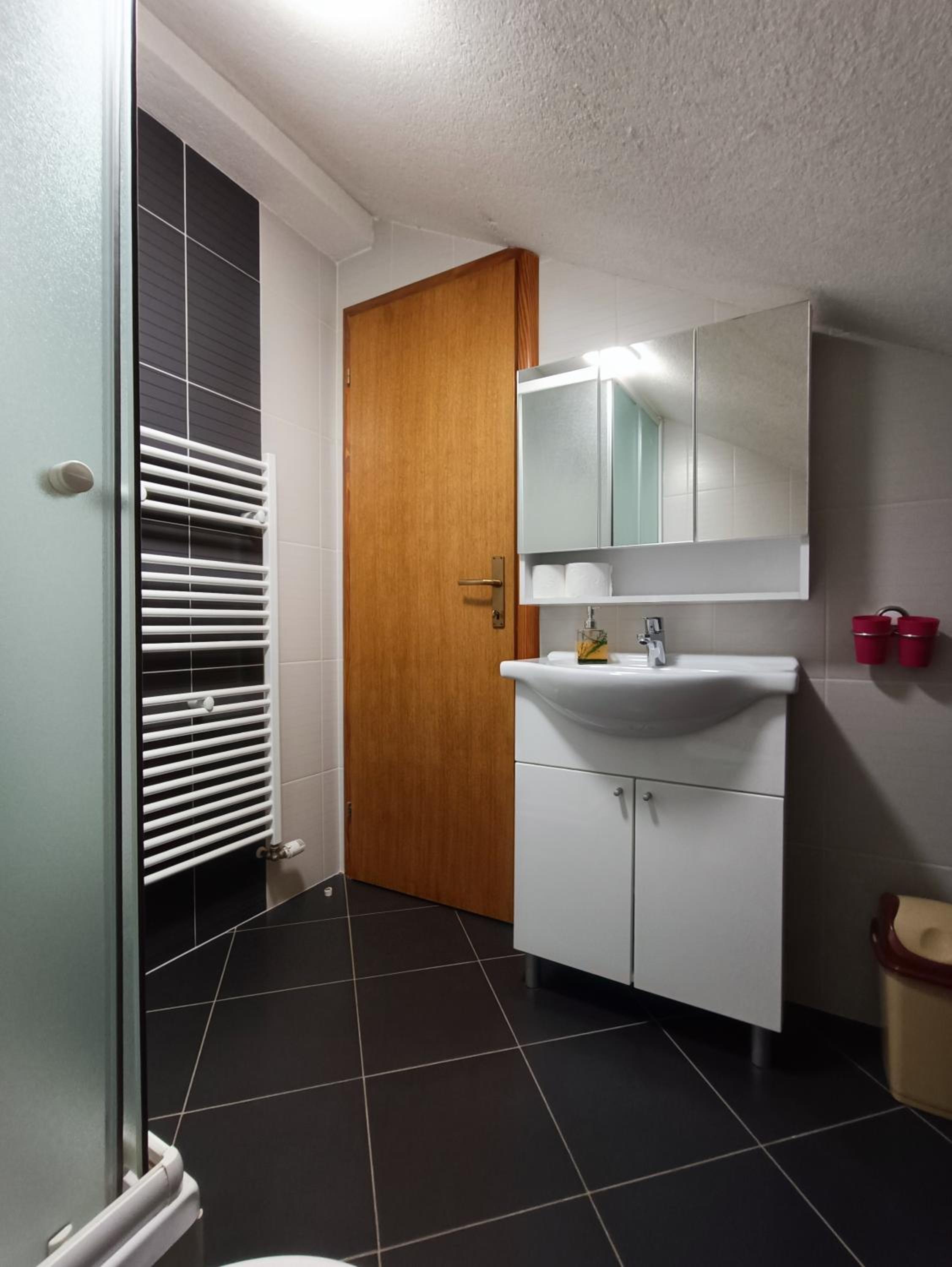 Double Room with Private Bathroom - Photo 8