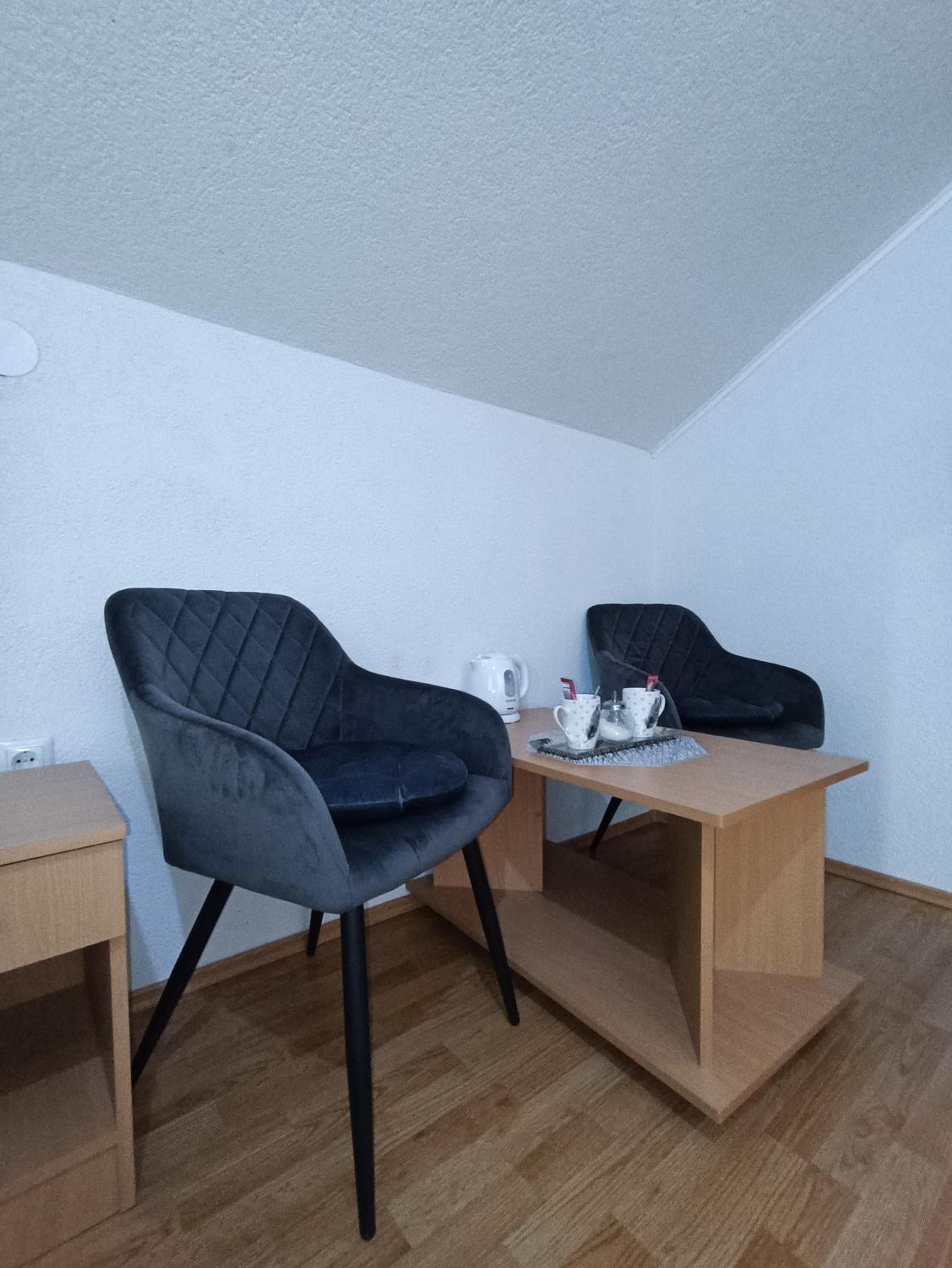 Double Room with Private Bathroom - Photo 9