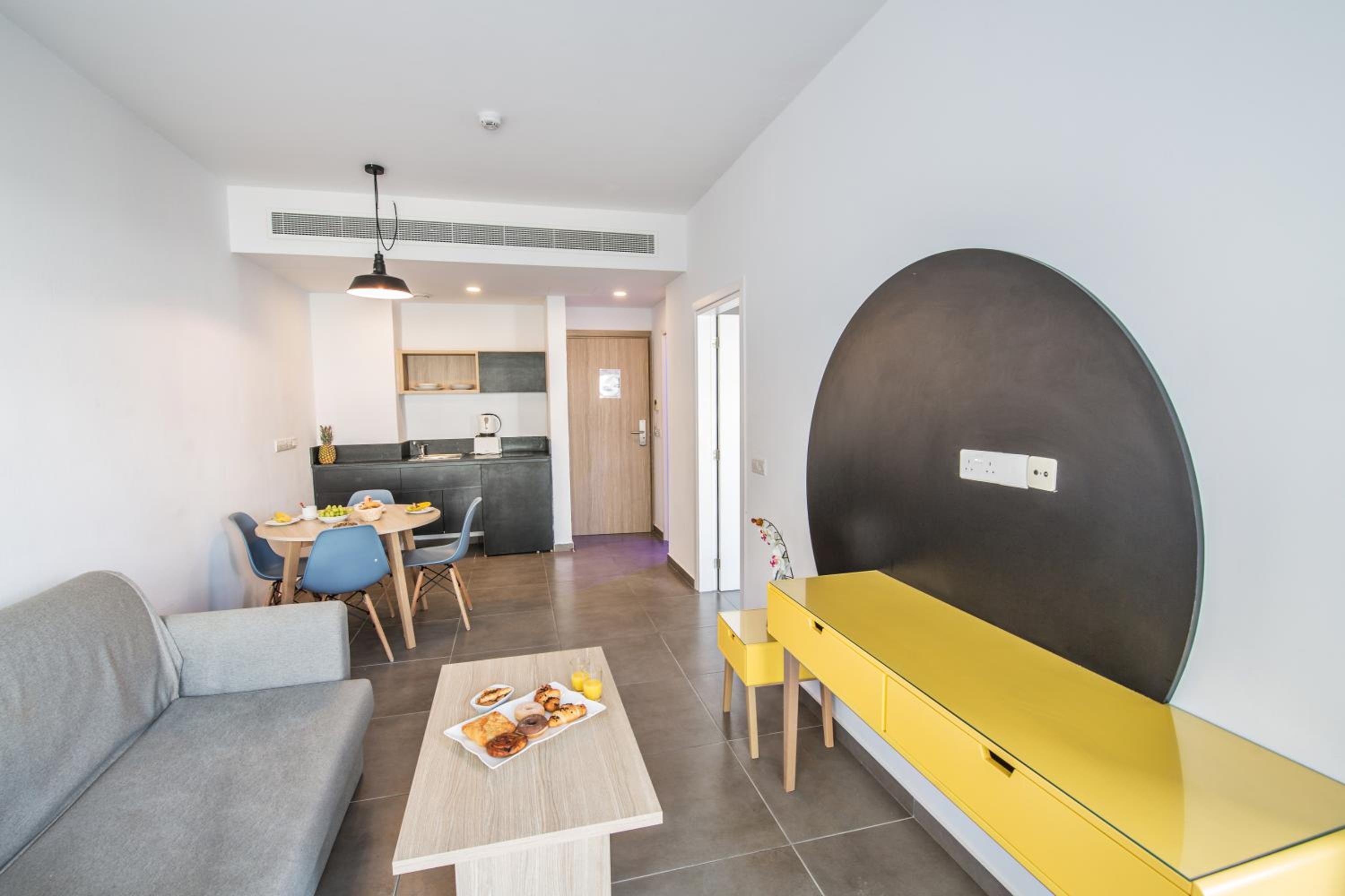 Deluxe One - Bedroom Apartment (2 Adults + 2 Children) photo 3