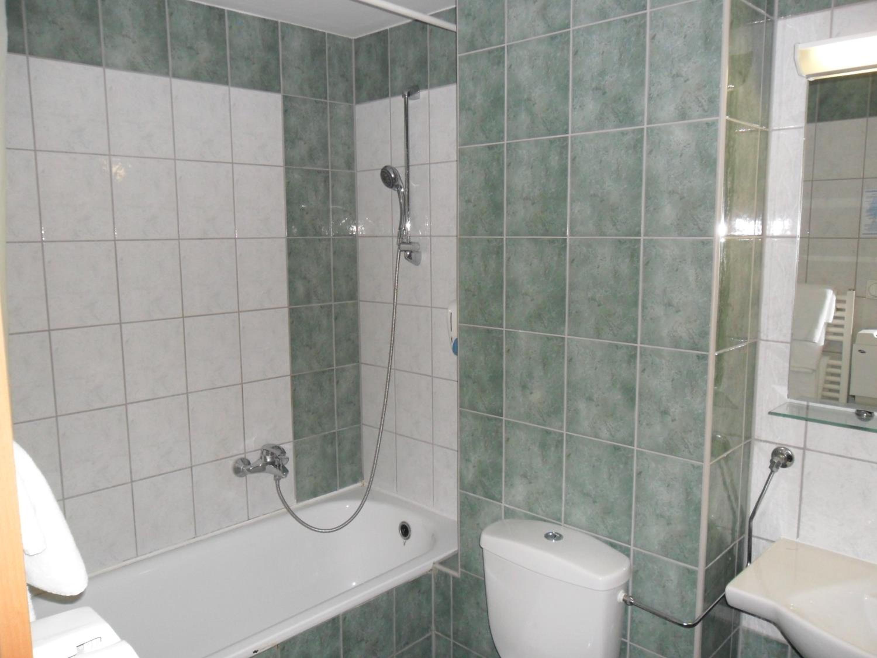 Quadruple Room - Photo 9
