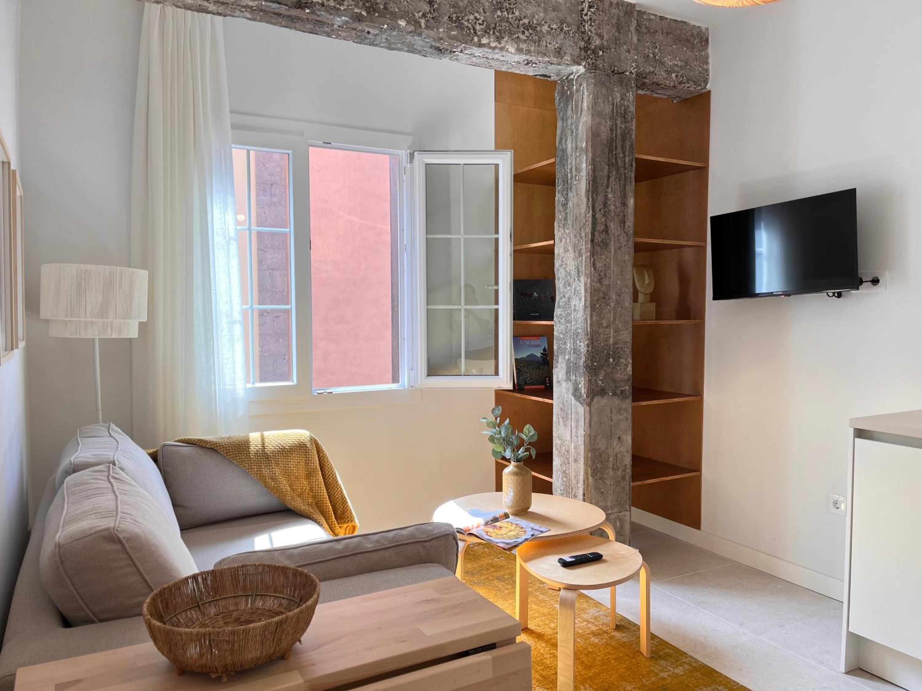 One-Bedroom Apartment photo 2