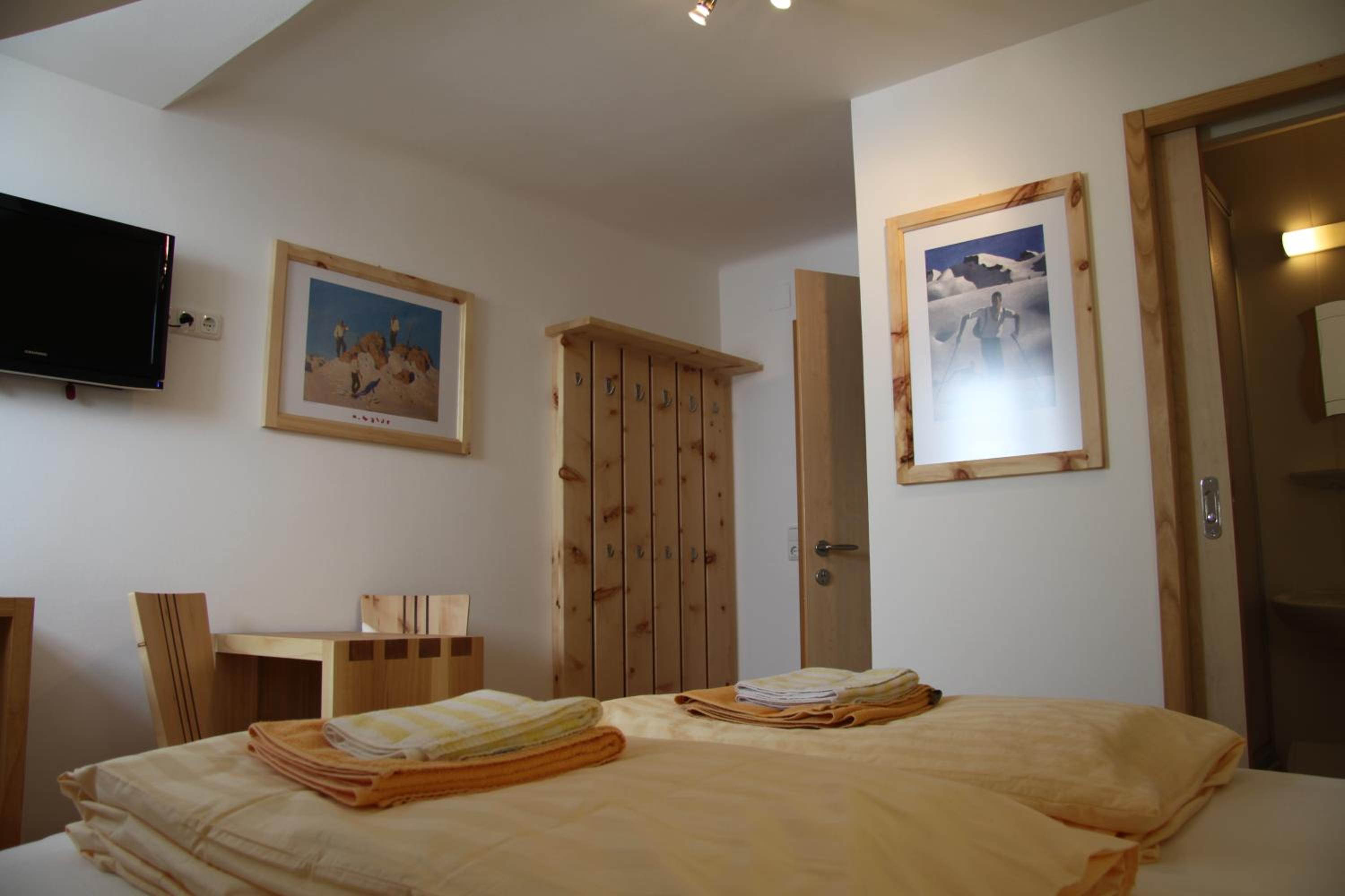 Double Room with Private Bathroom - Photo 8