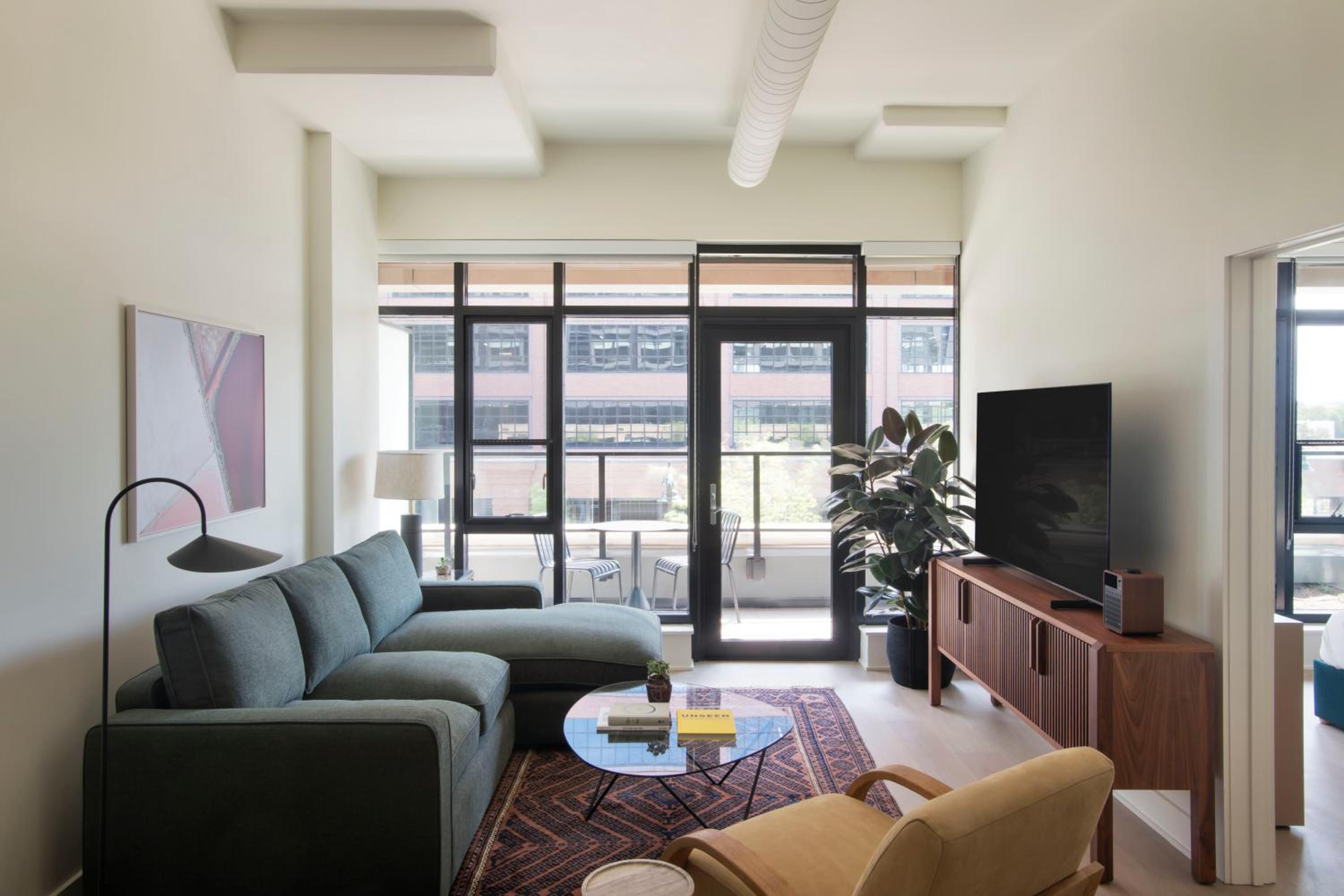 Apartment with Balcony - Photo 2