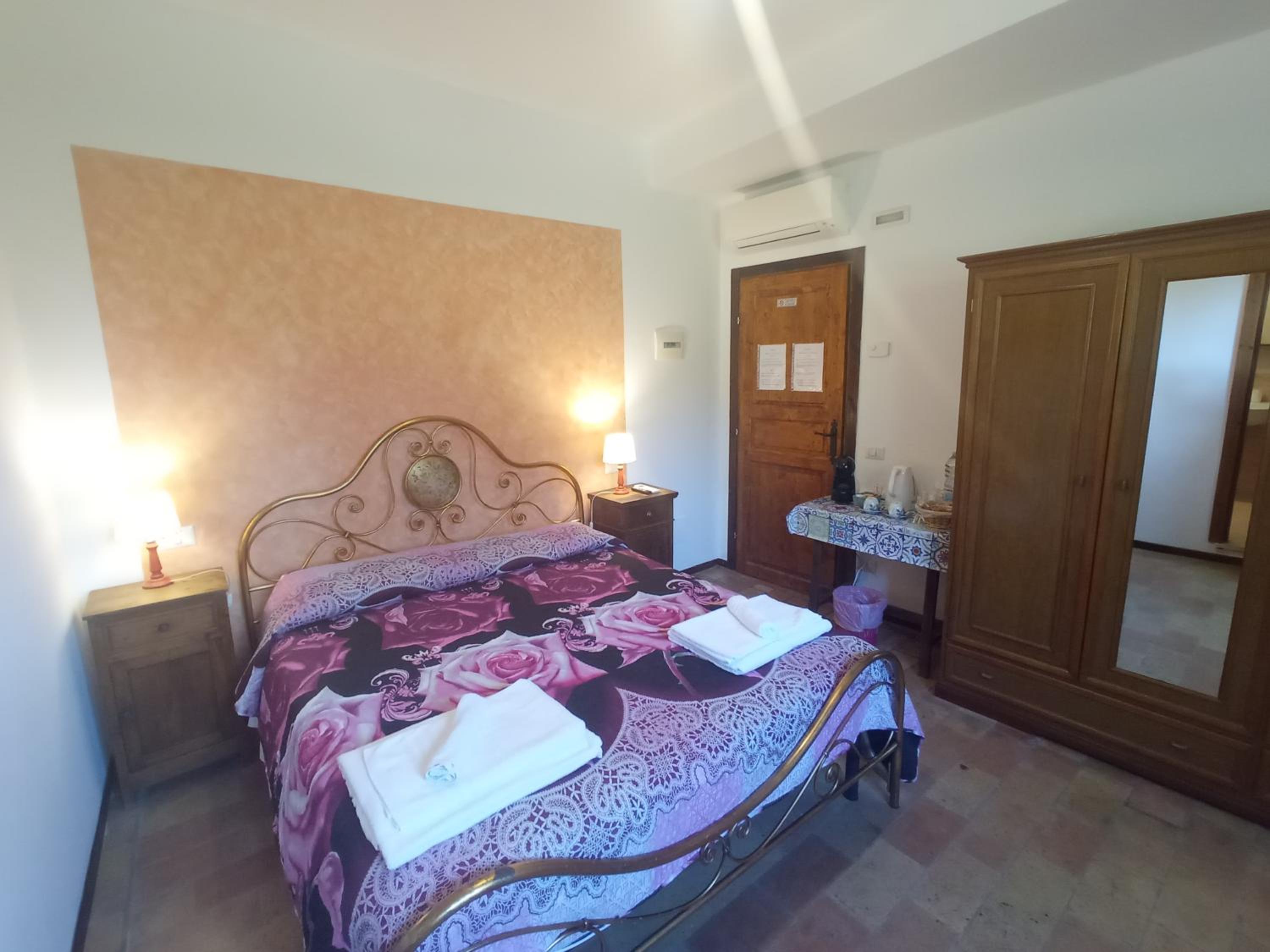 Double Room with Private Bathroom photo 1