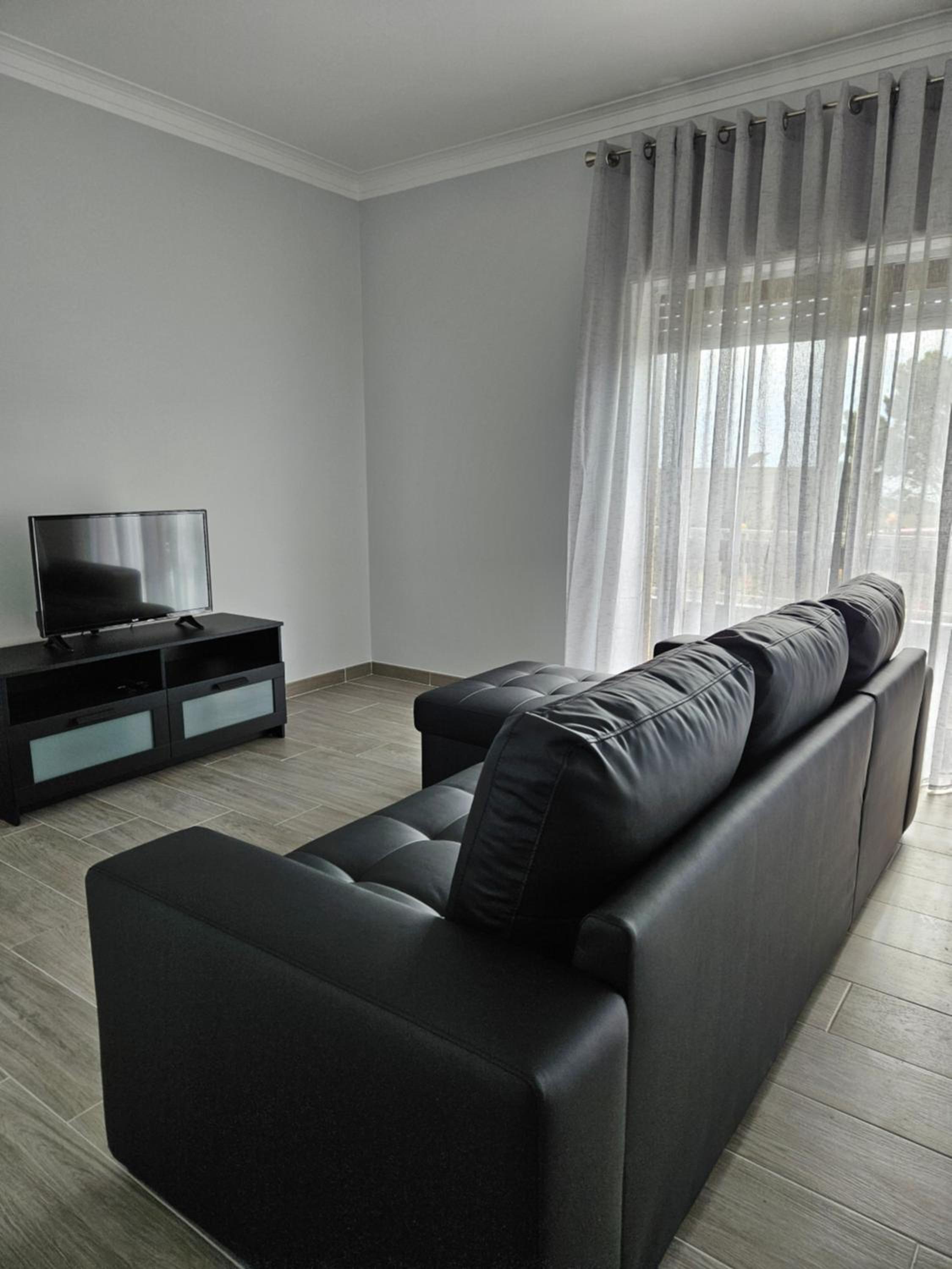 Three-Bedroom Apartment with Balcony - Photo 14