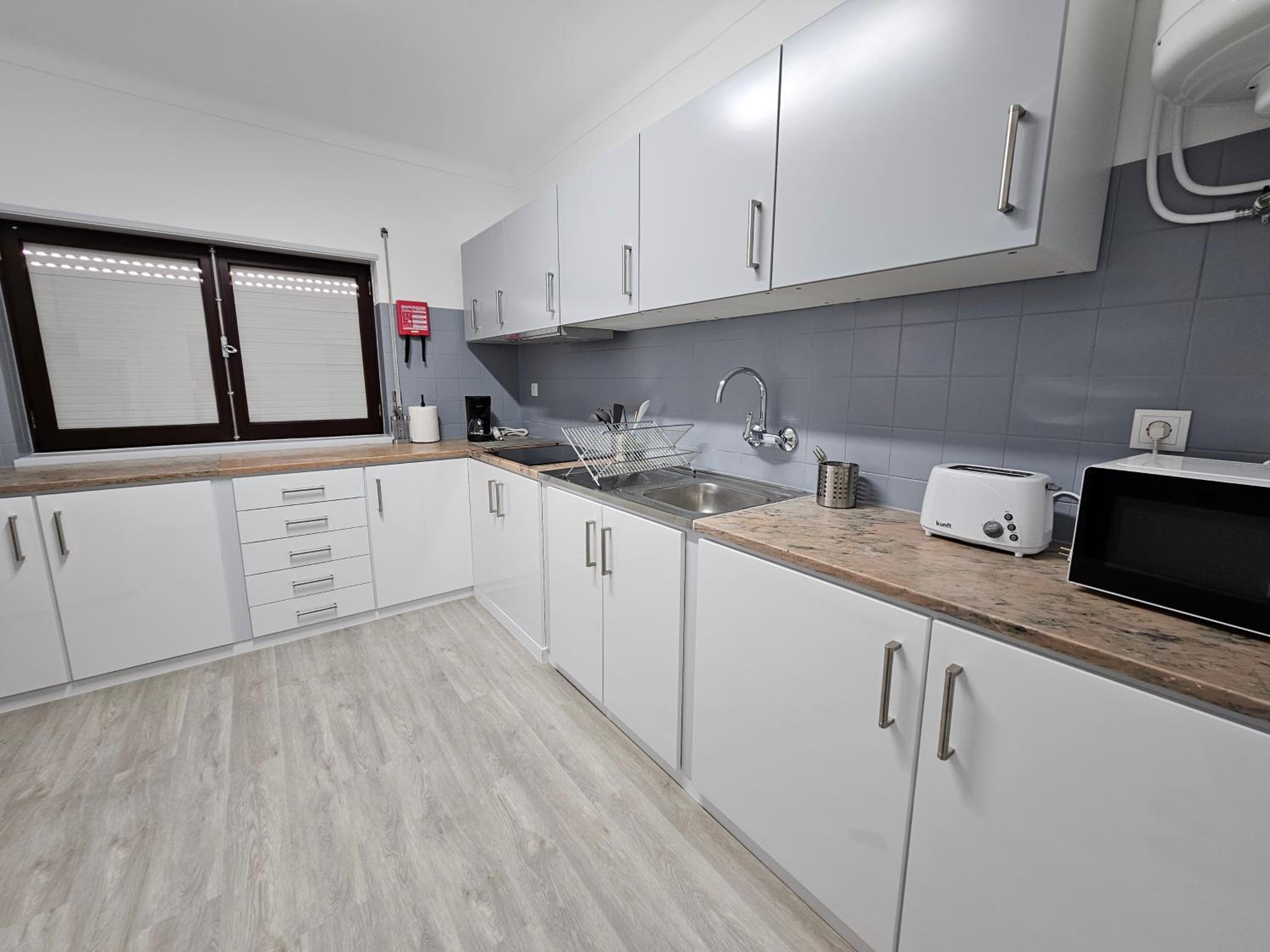 Three-Bedroom Apartment with Balcony - Photo 15