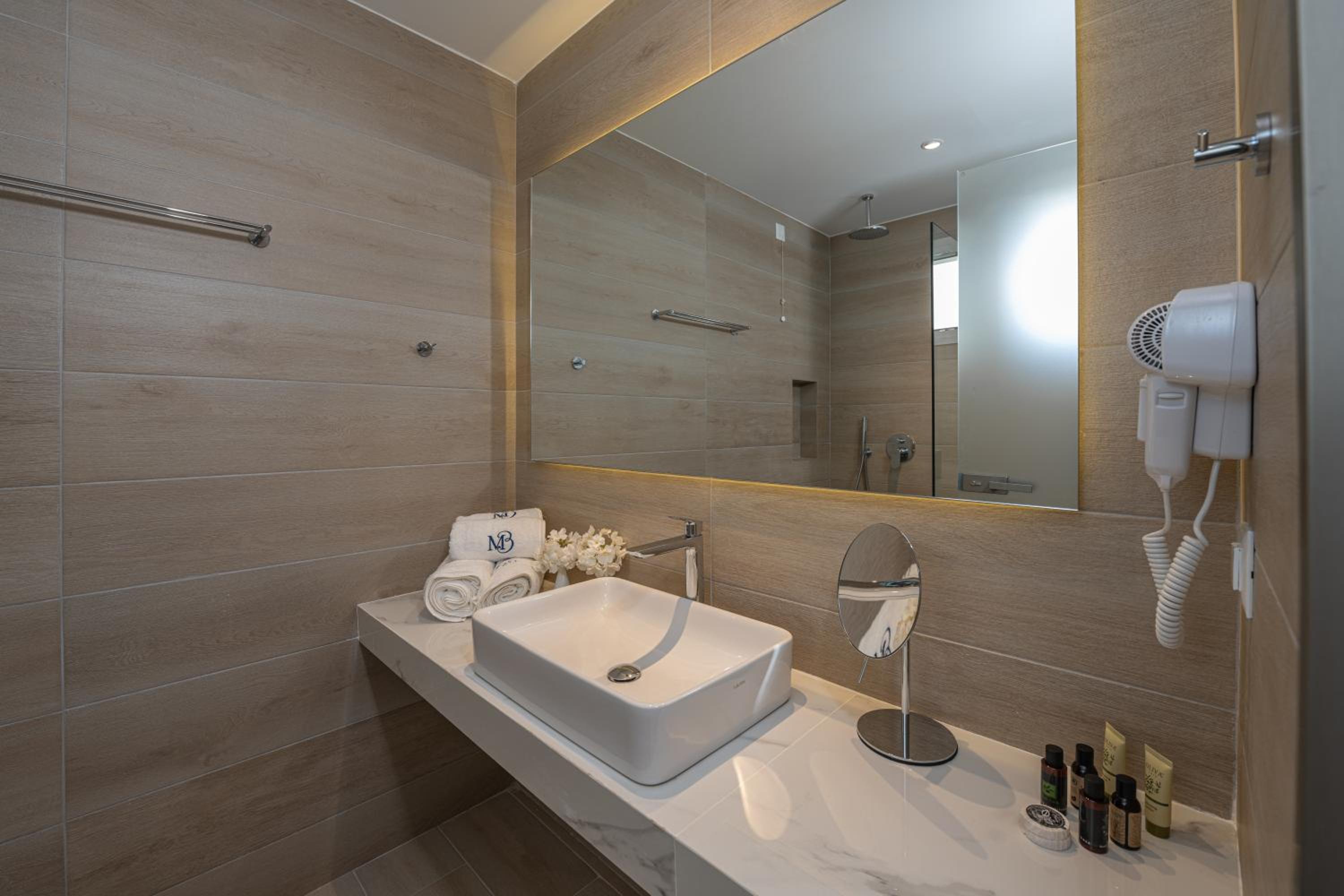 Deluxe Double or Twin Room with Sharing Pool thumbnail 6