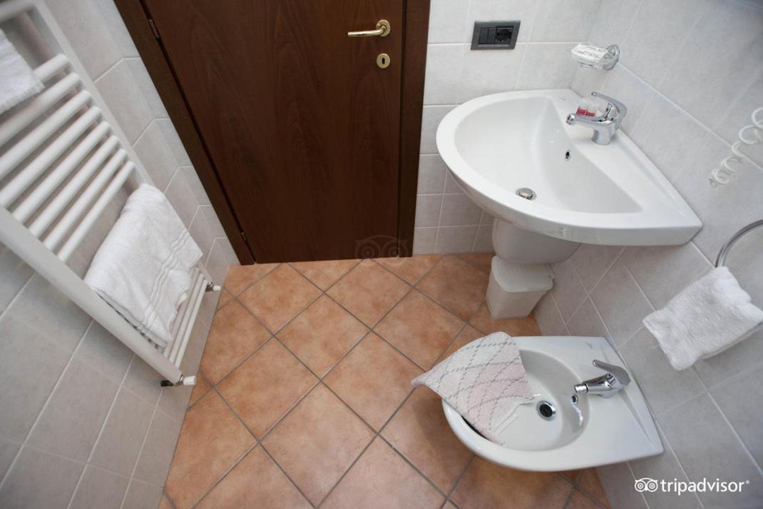 Double Room - Photo 12