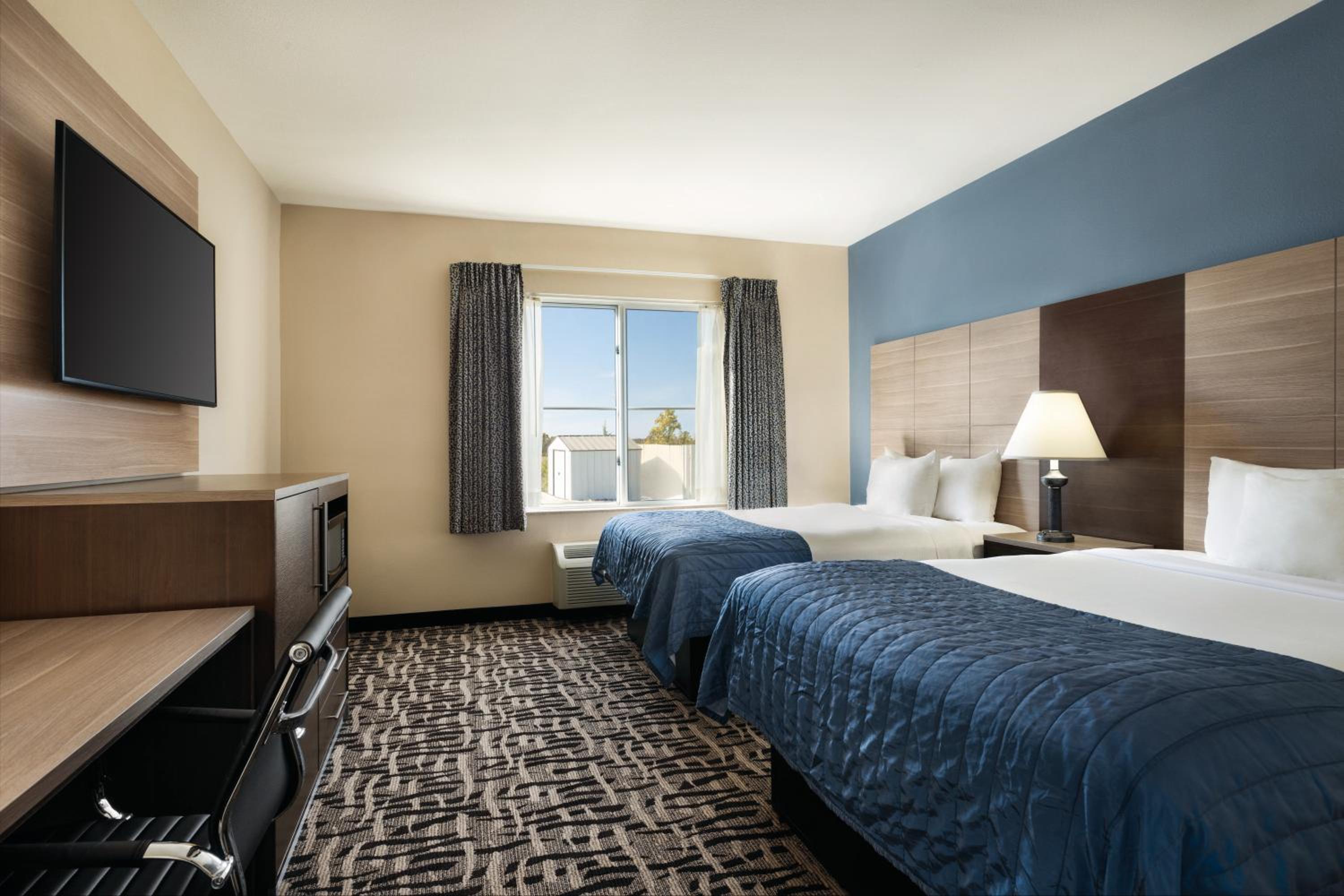 Queen Room with Two Queen Beds - Non-Smoking - Photo 3