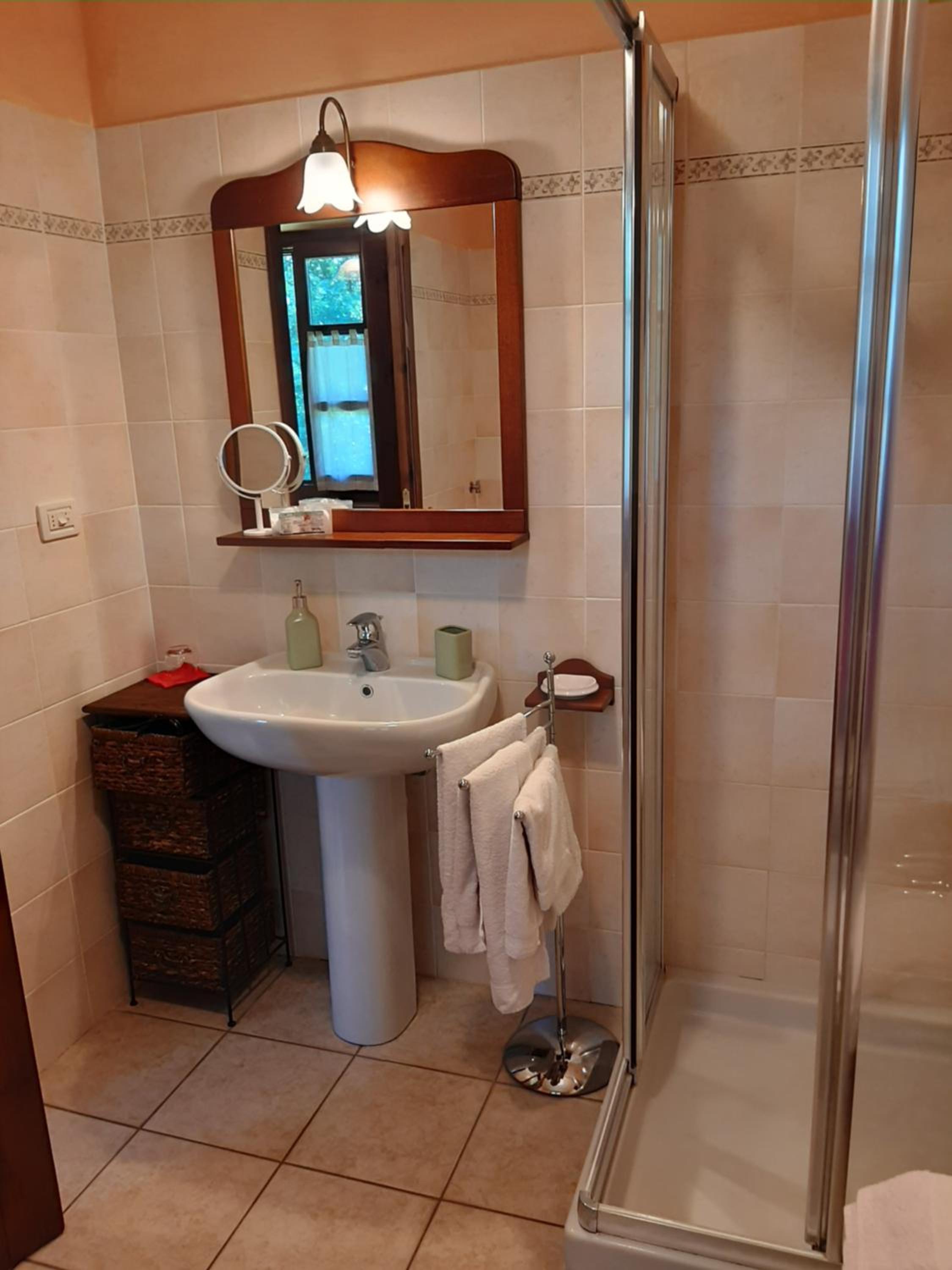 Double Room with Private Bathroom - Photo 3