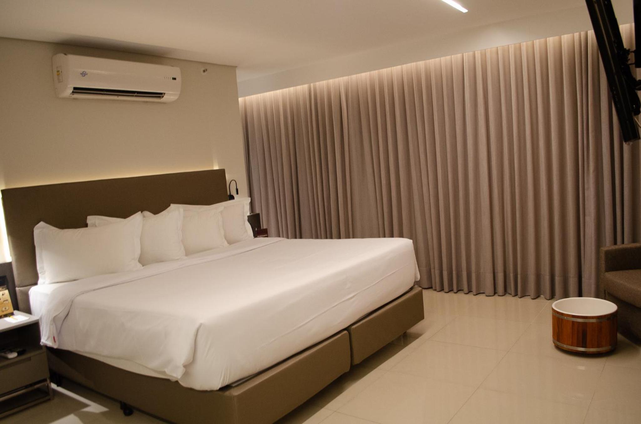 Executive Suite - Photo 9