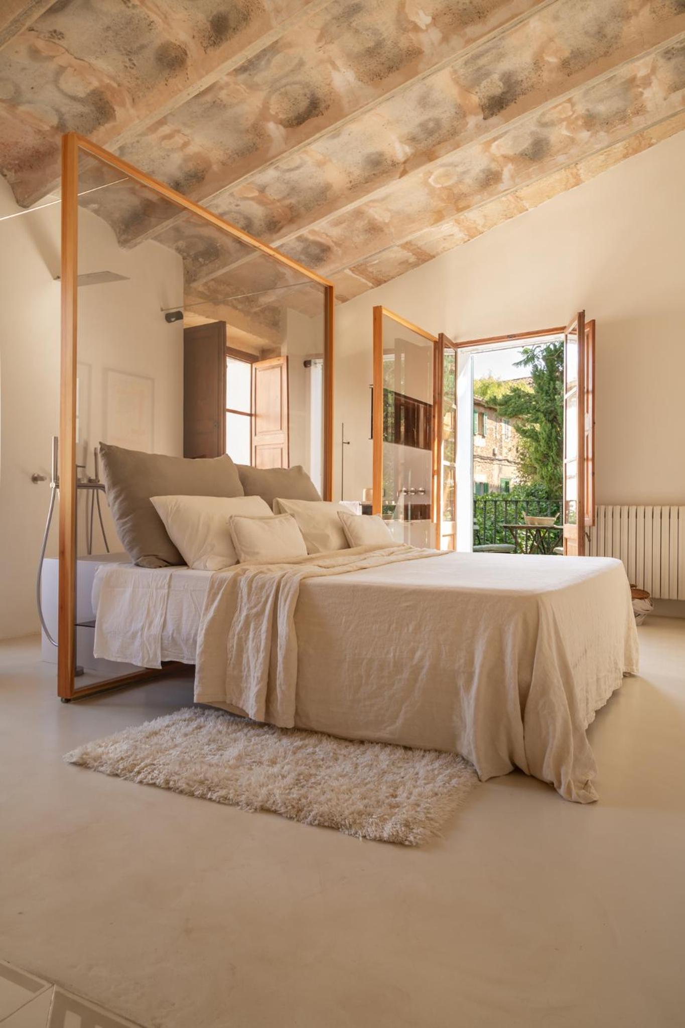 Deluxe Double Room with Bath and Balcony