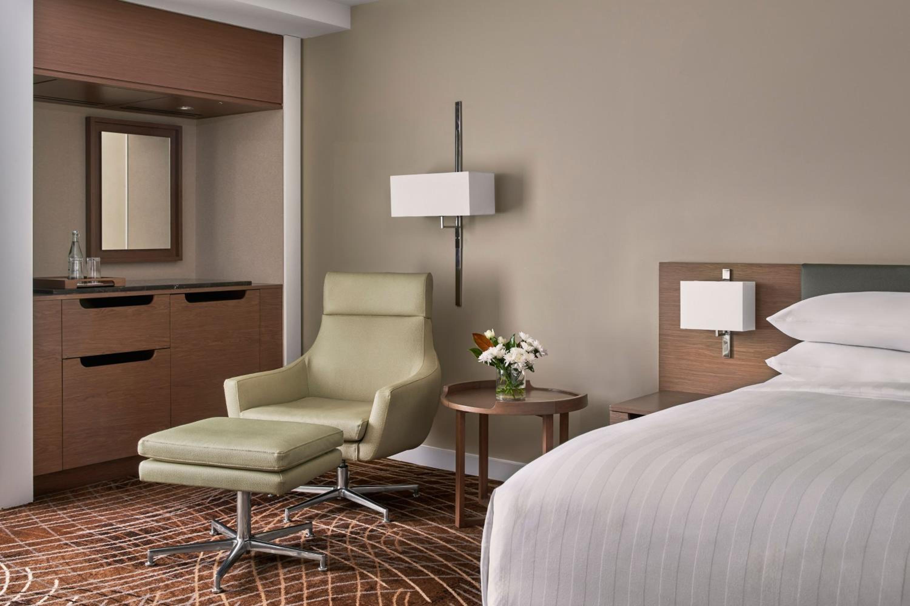 Premier, Guest room, 1 Queen - Photo 7