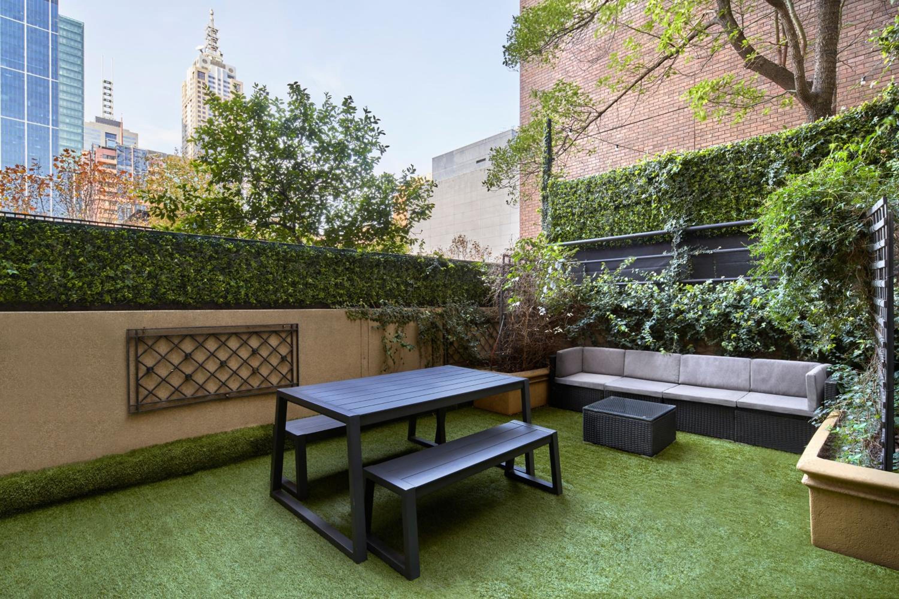 Courtyard, Guest room, 1 Queen, Courtyard view  - Photo 5