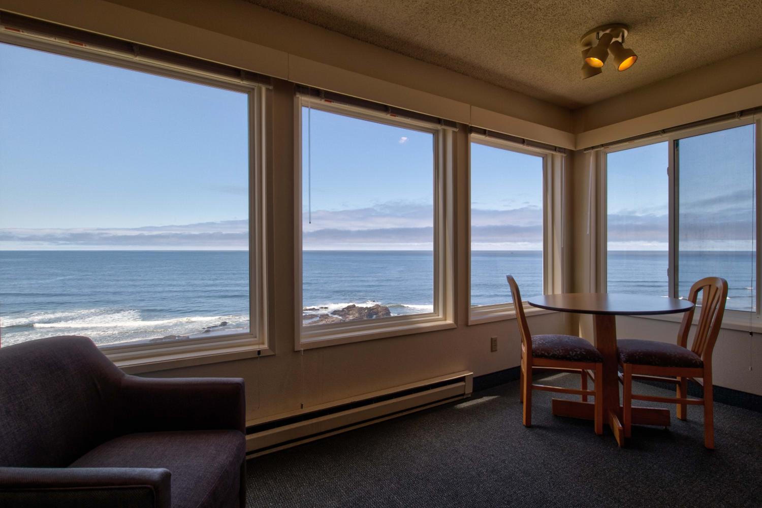 1 bedroom corner suite with a w/kitchen and ocean view photo 2