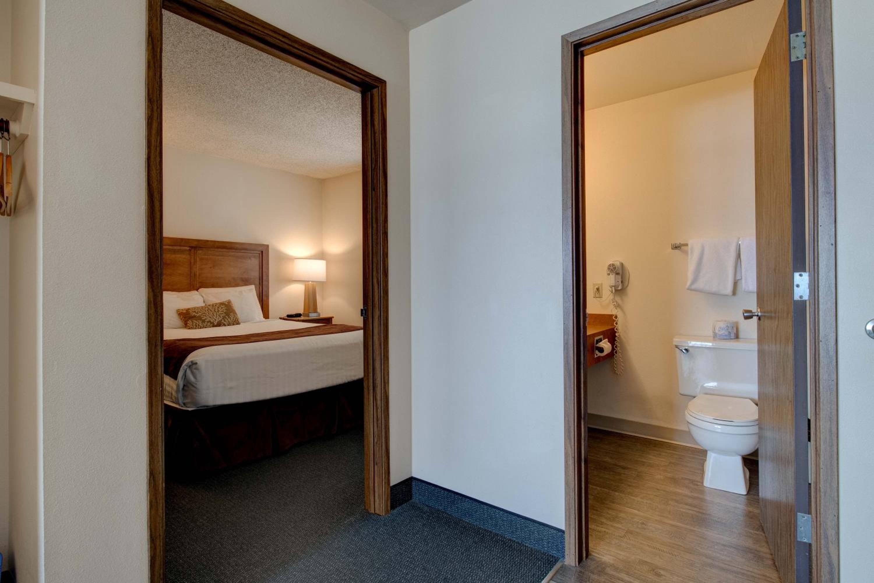 1 bedroom corner suite with a w/kitchen and ocean view