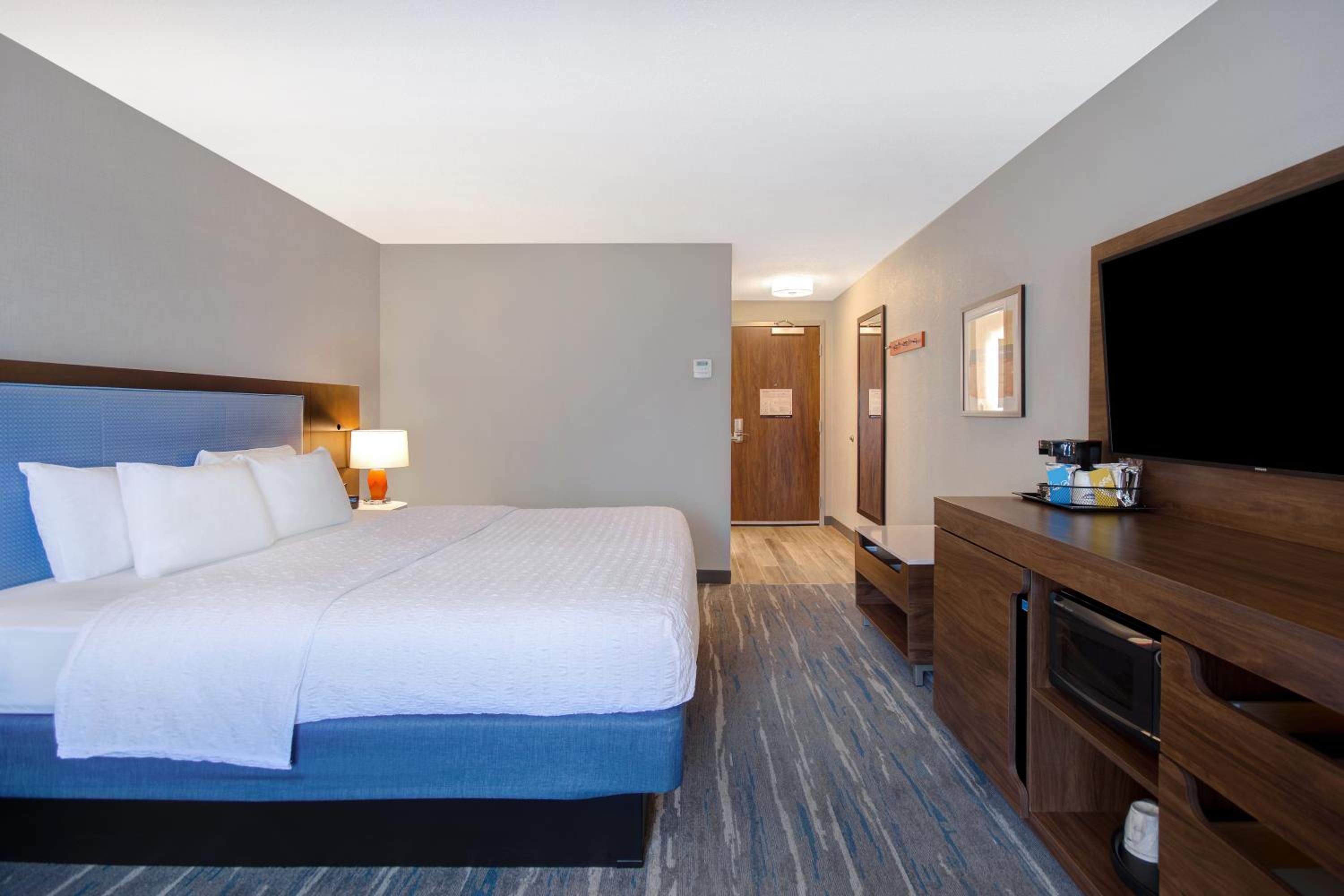 King Room with King Bed - Non-Smoking - Photo 3