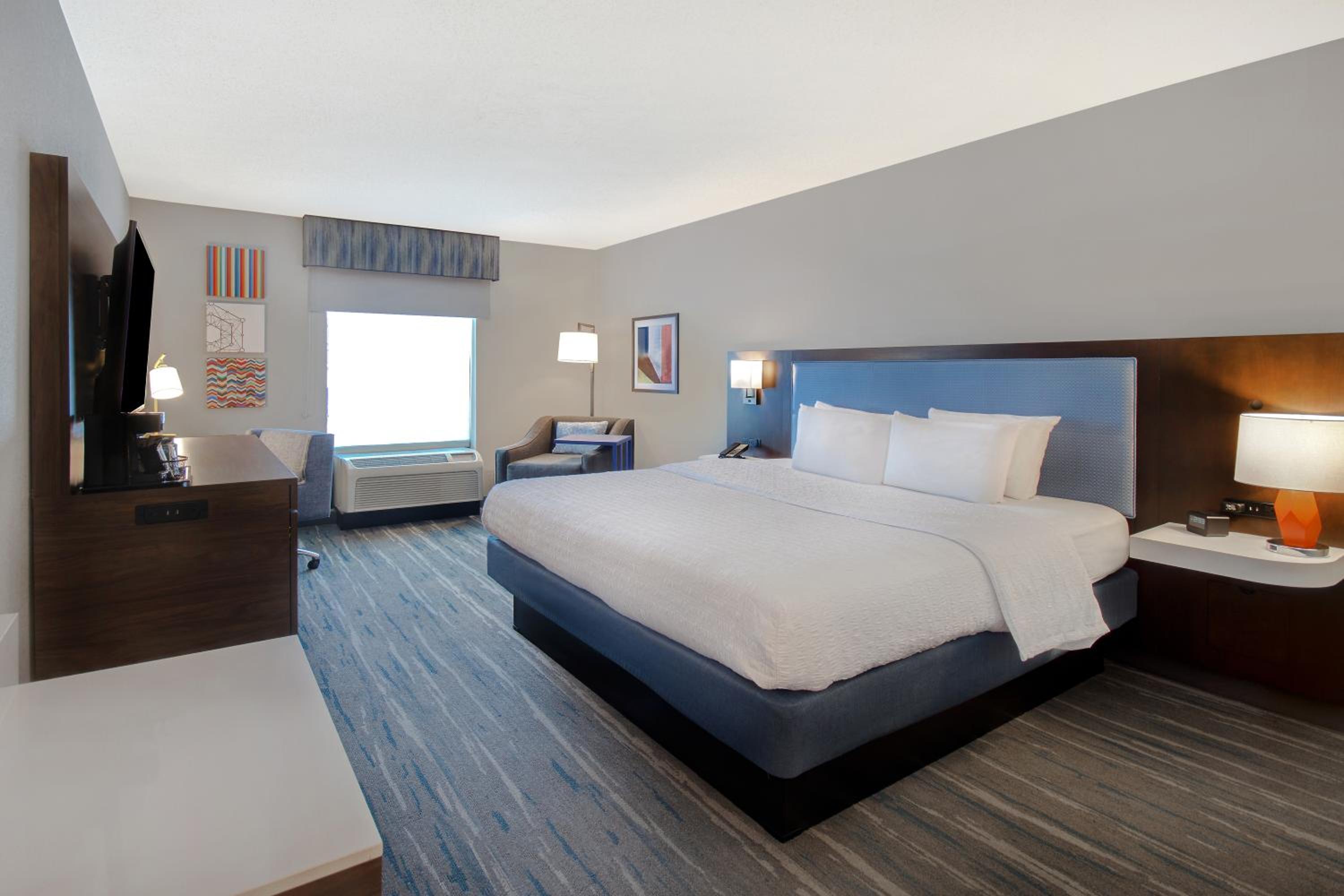 King Room with King Bed - Non-Smoking - Photo 5